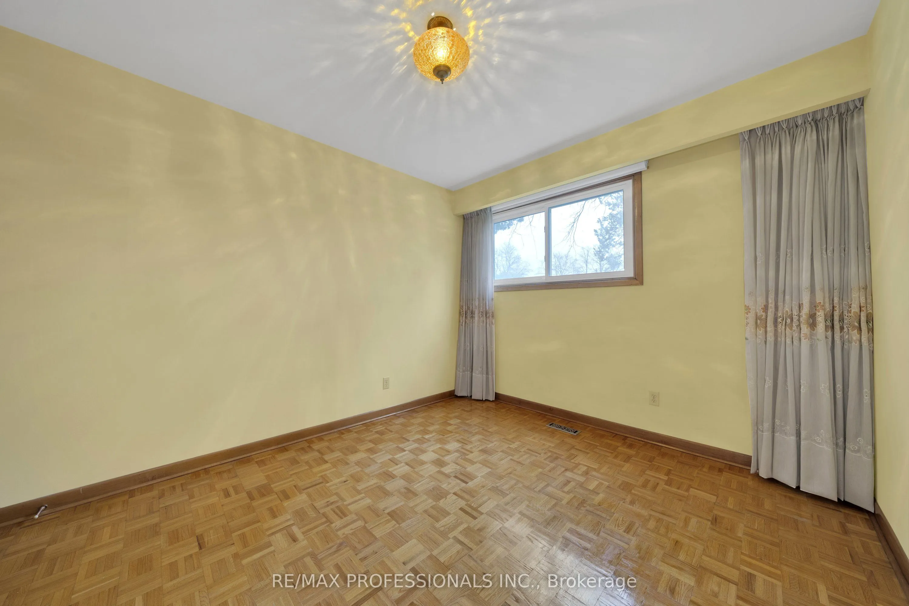 1877 Silverberry Crescent