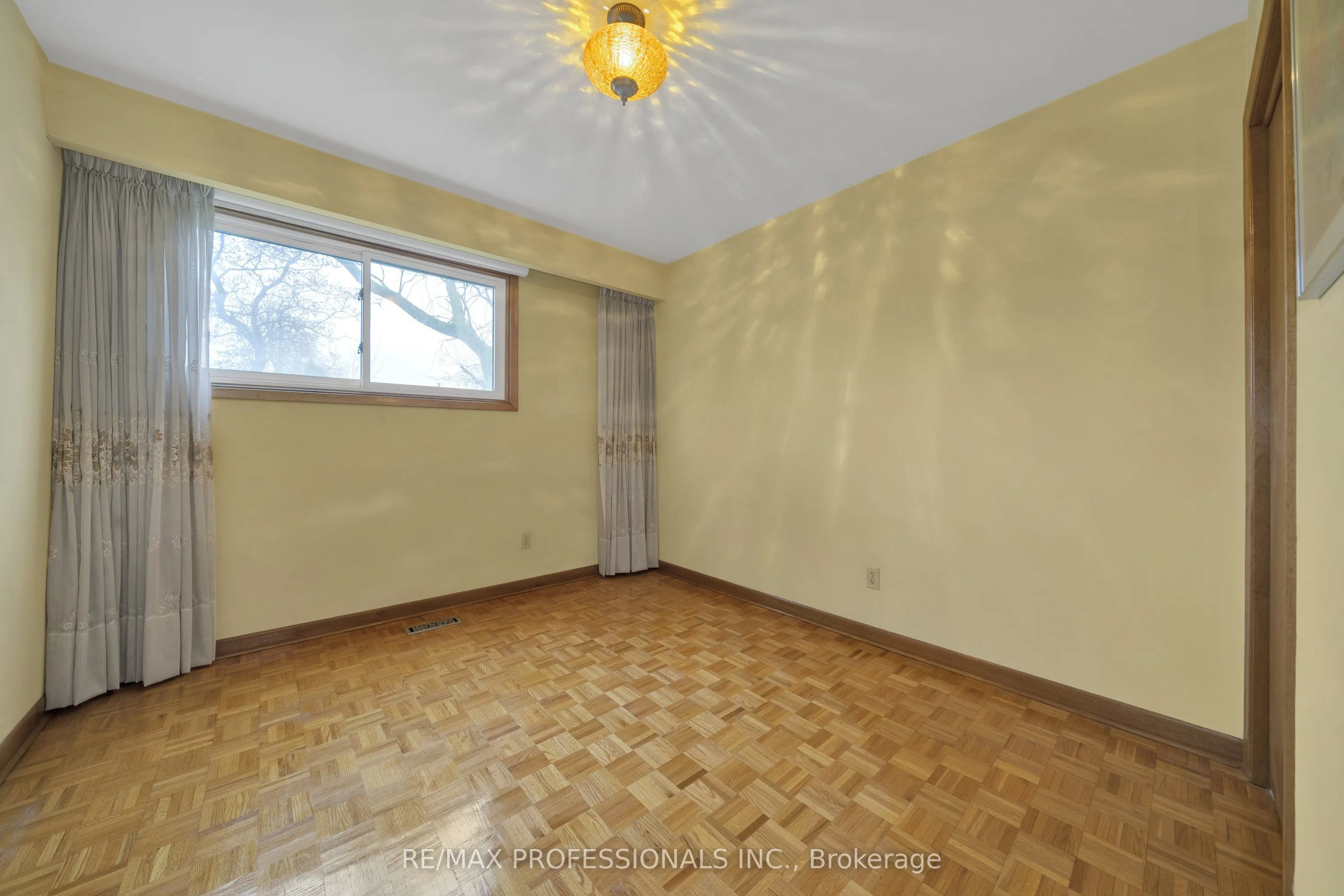 1877 Silverberry Crescent