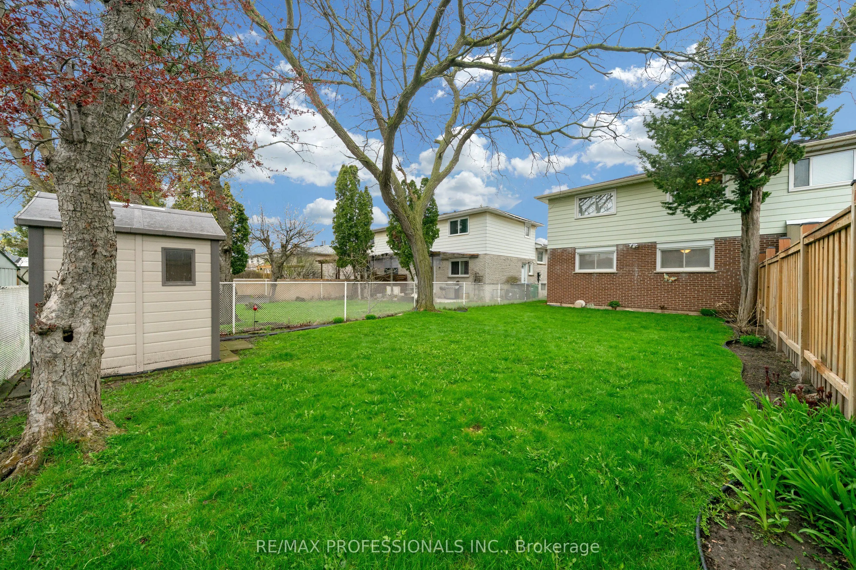 1877 Silverberry Crescent