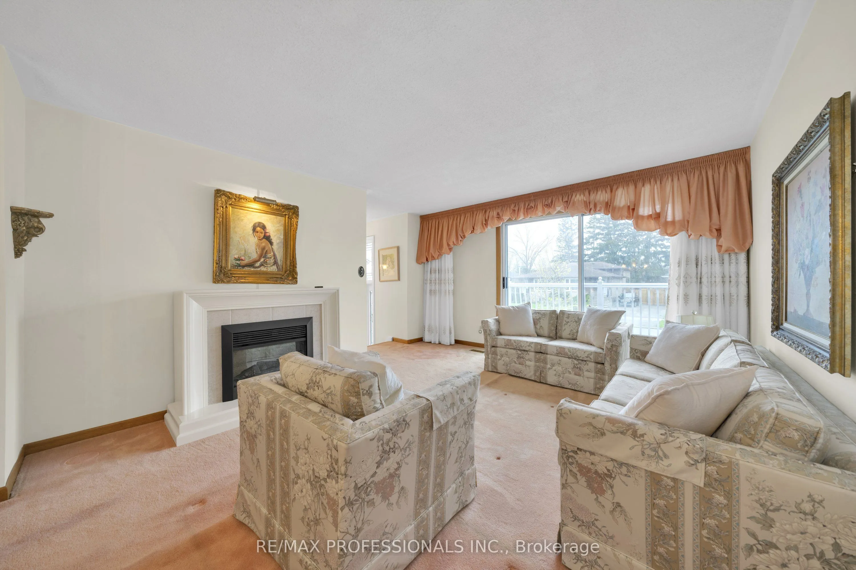 1877 Silverberry Crescent
