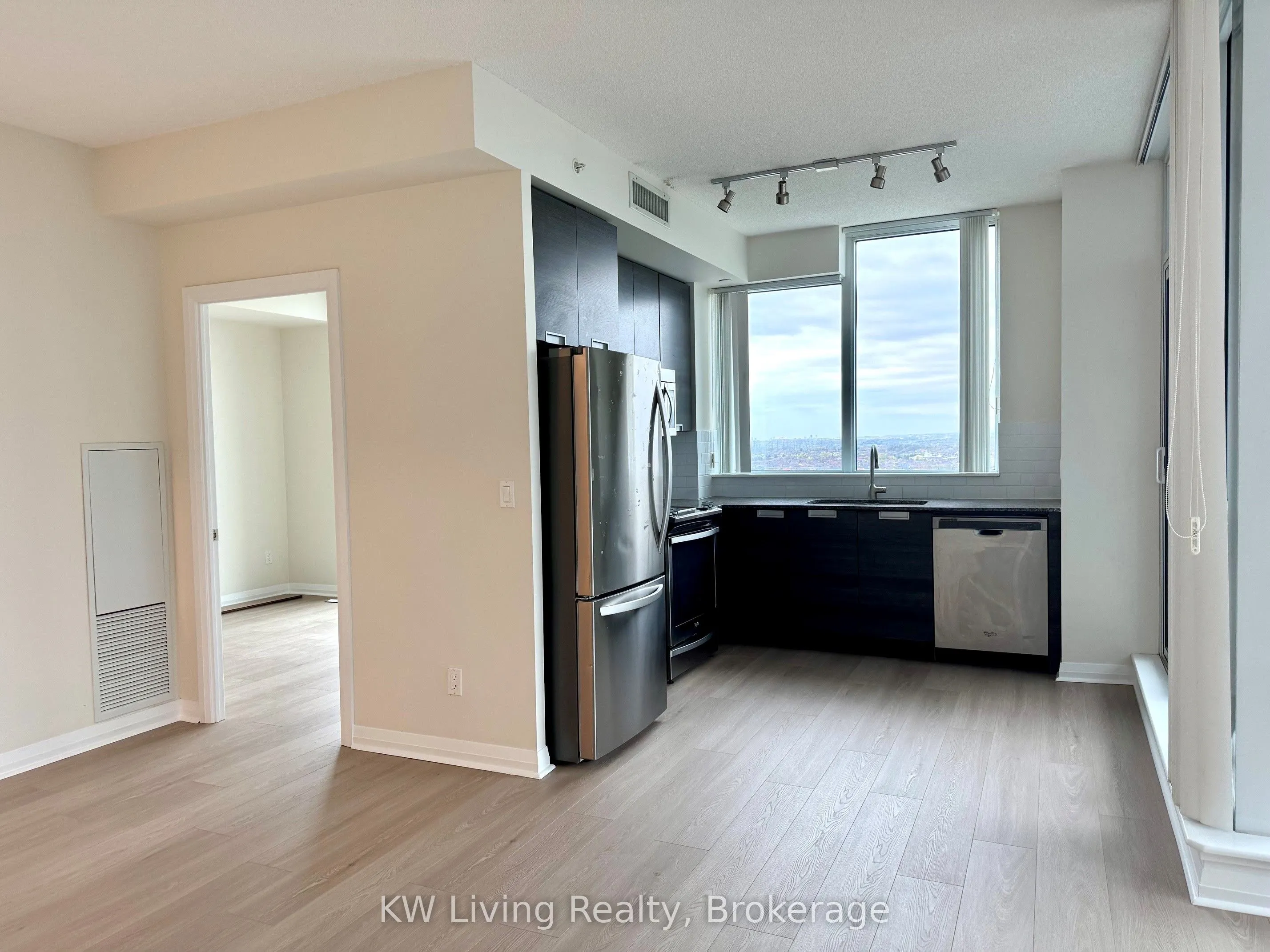 75 Eglinton Avenue W #1807
