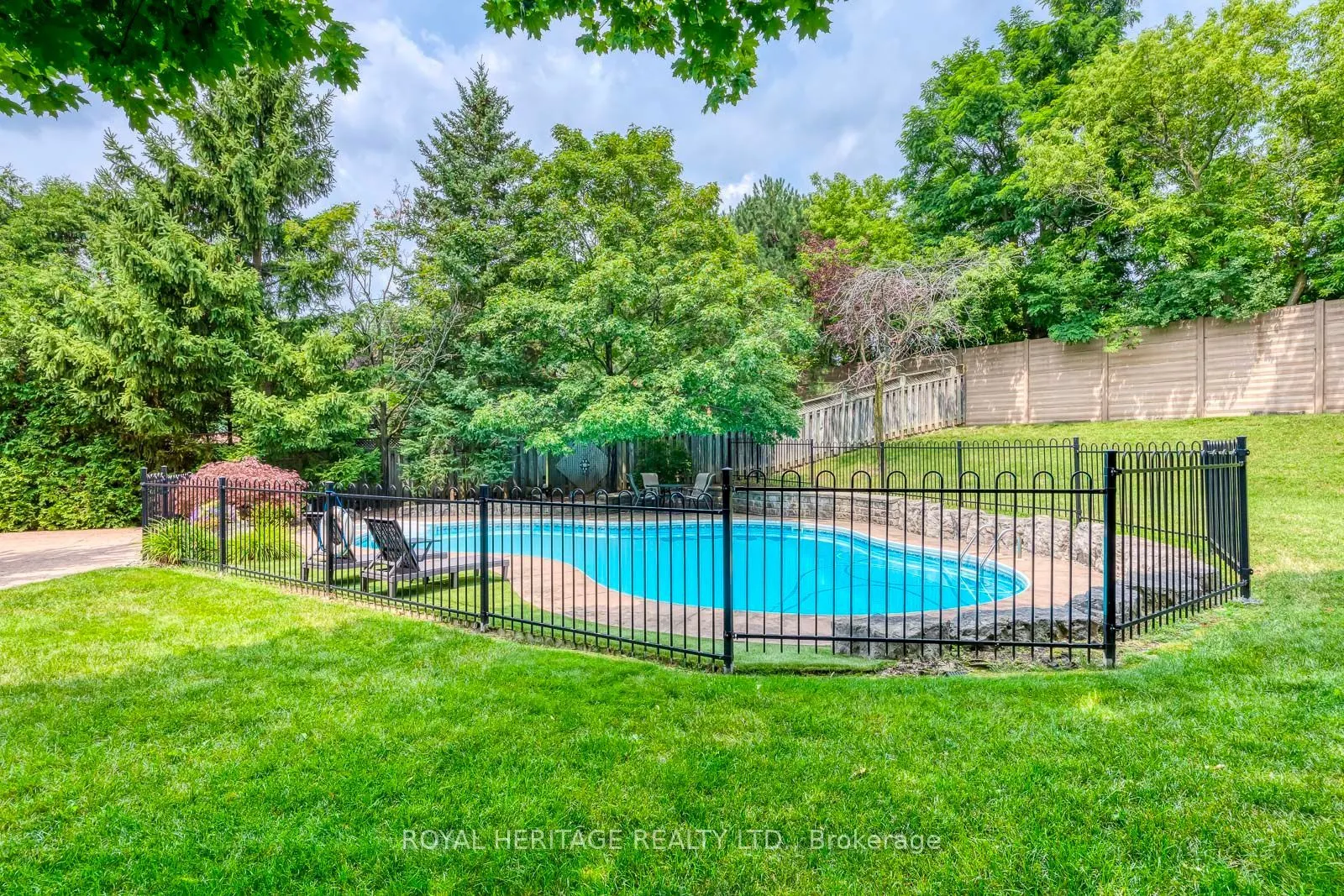 1451 Ravensmoor Crescent