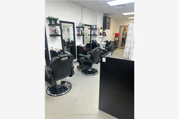 32 Dundas Street E