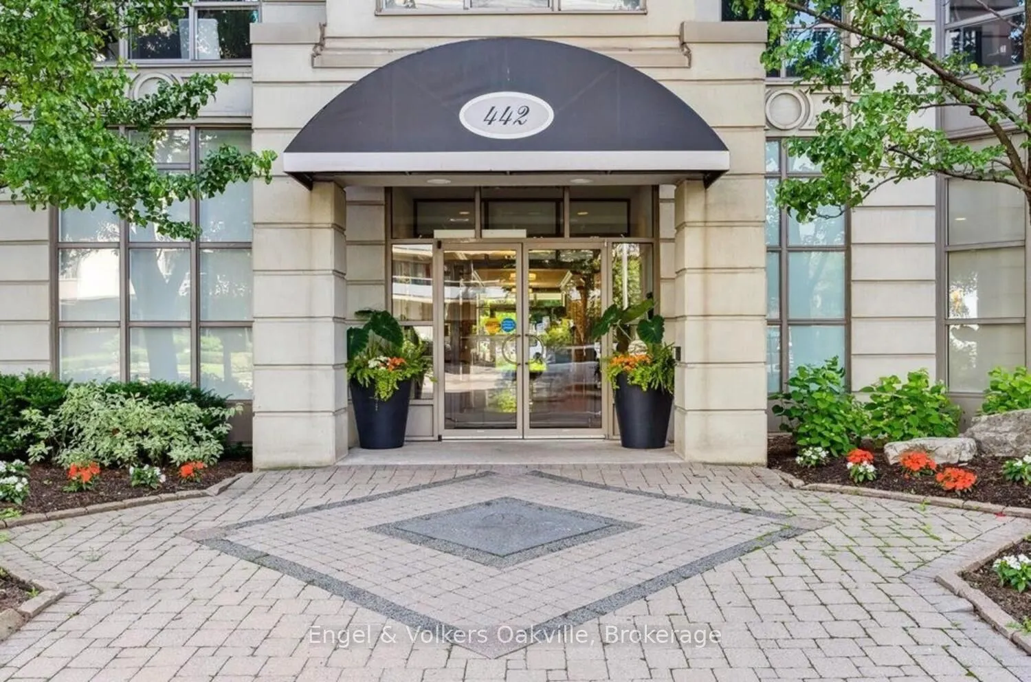 442 Maple Avenue #1402
