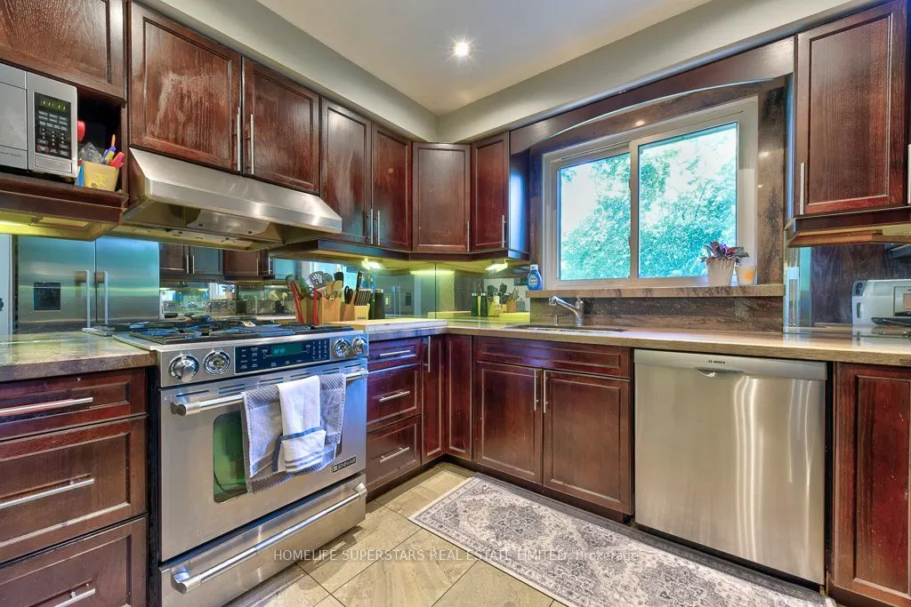 868 Kowal Drive