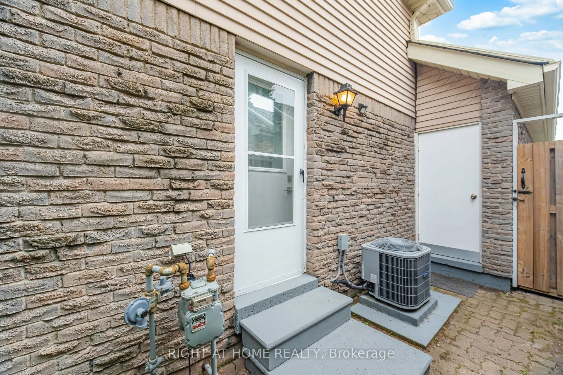 1527 Forestdale Court
