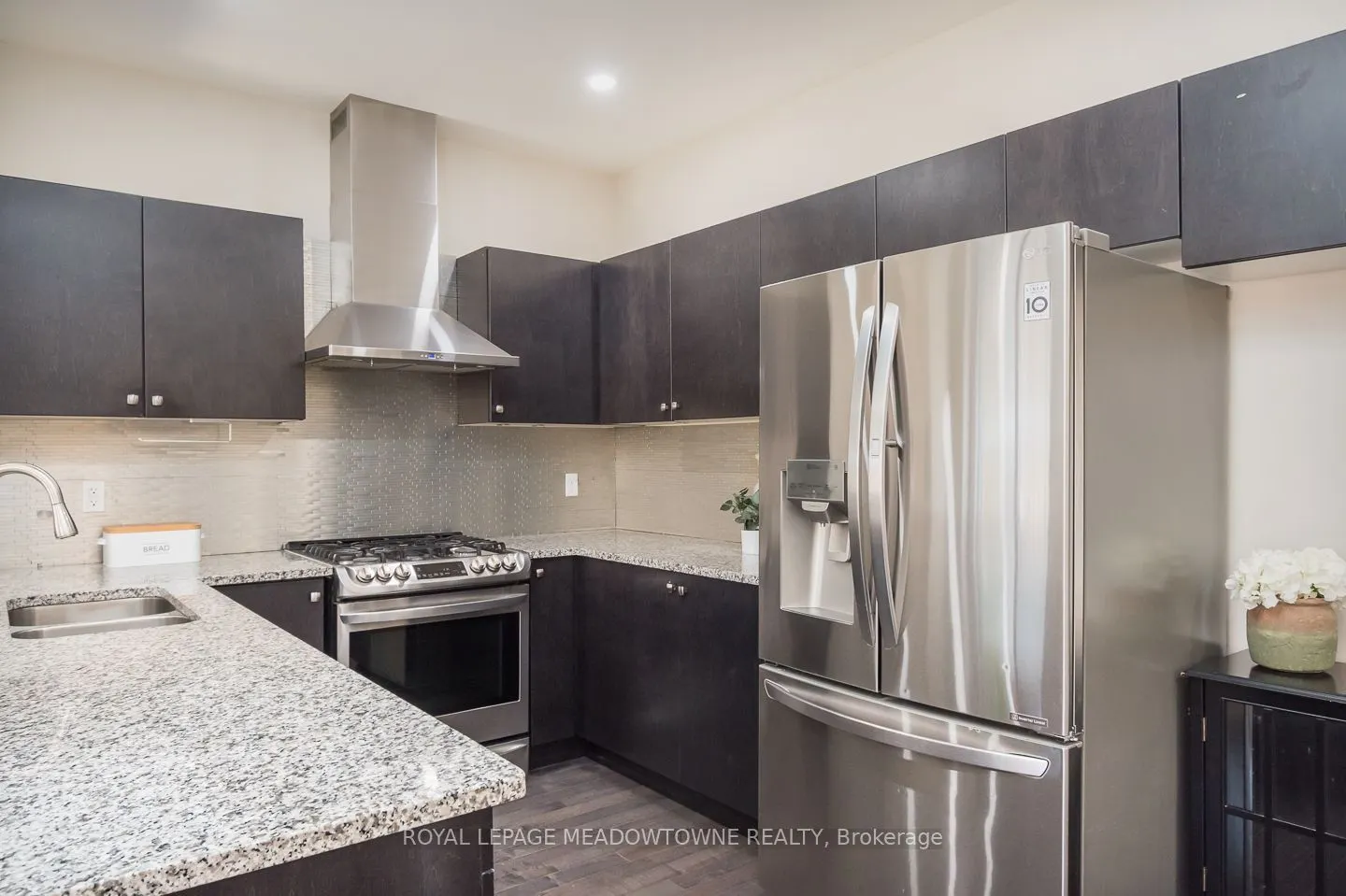 1079 Job Crescent