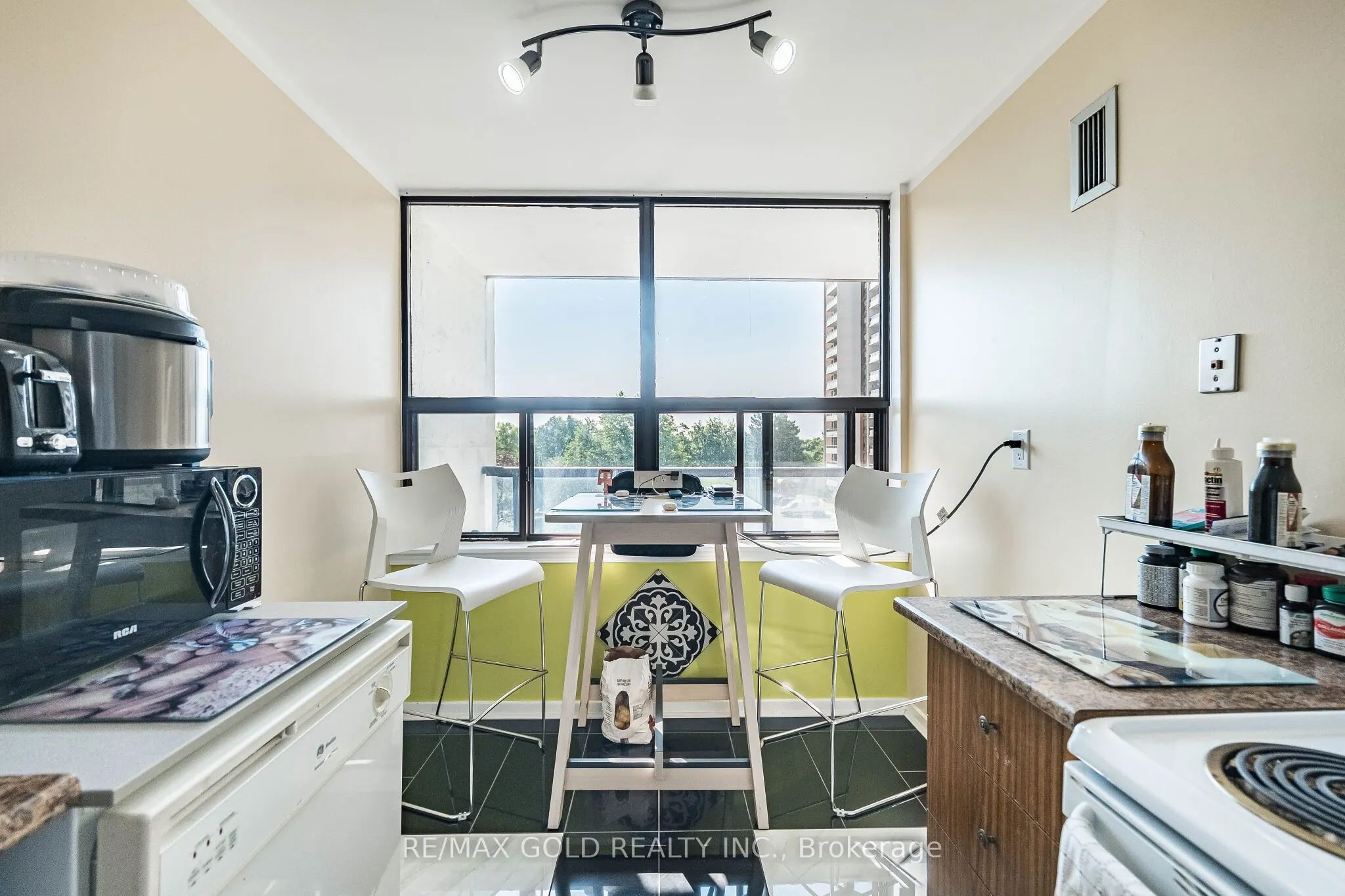 21 Knightsbridge Road #407