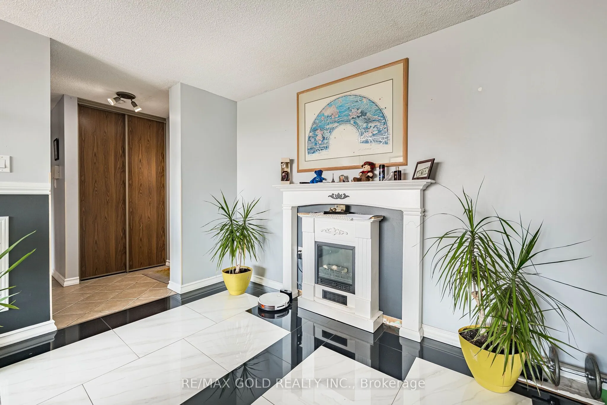 21 Knightsbridge Road #407