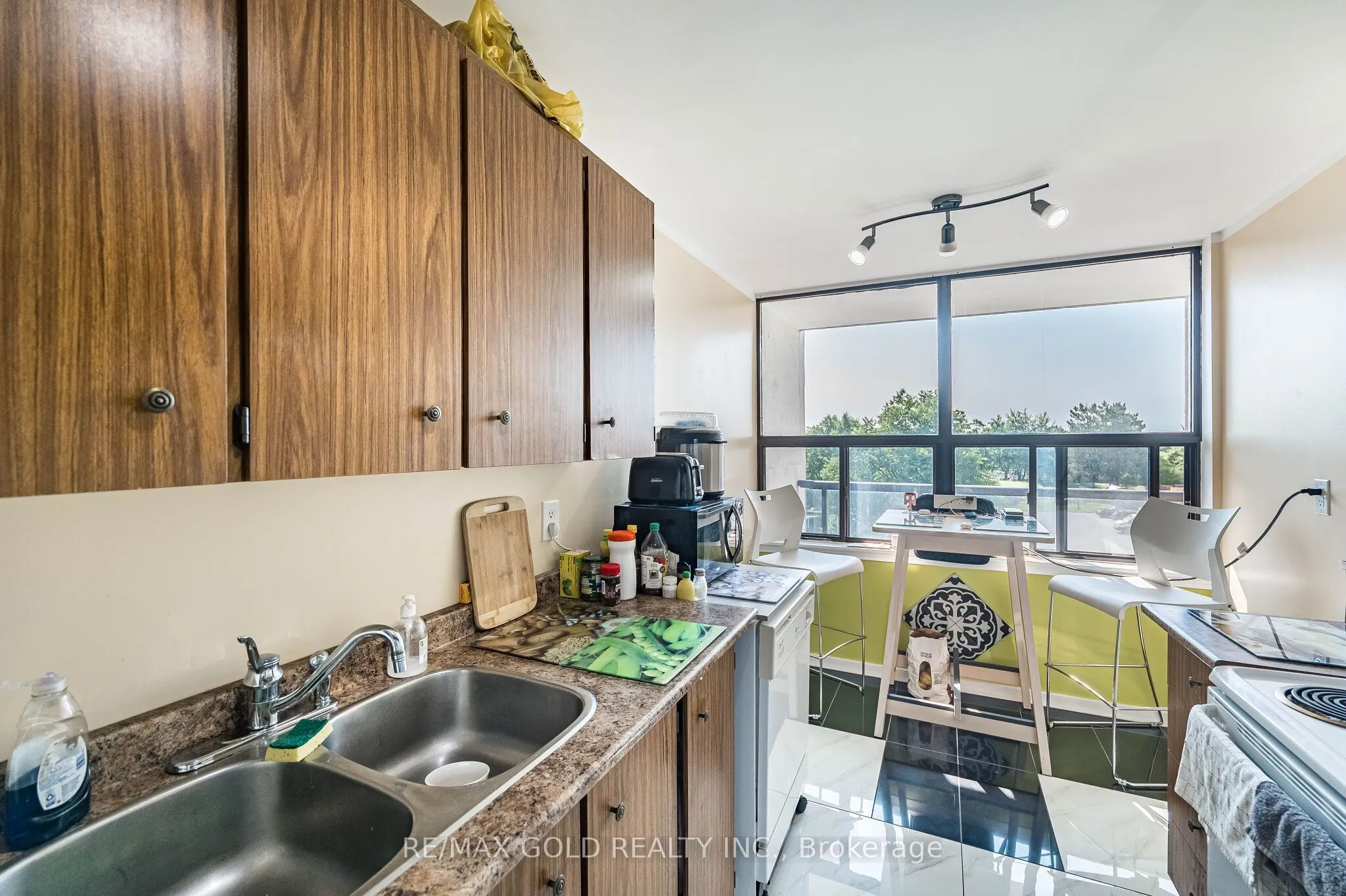 21 Knightsbridge Road #407