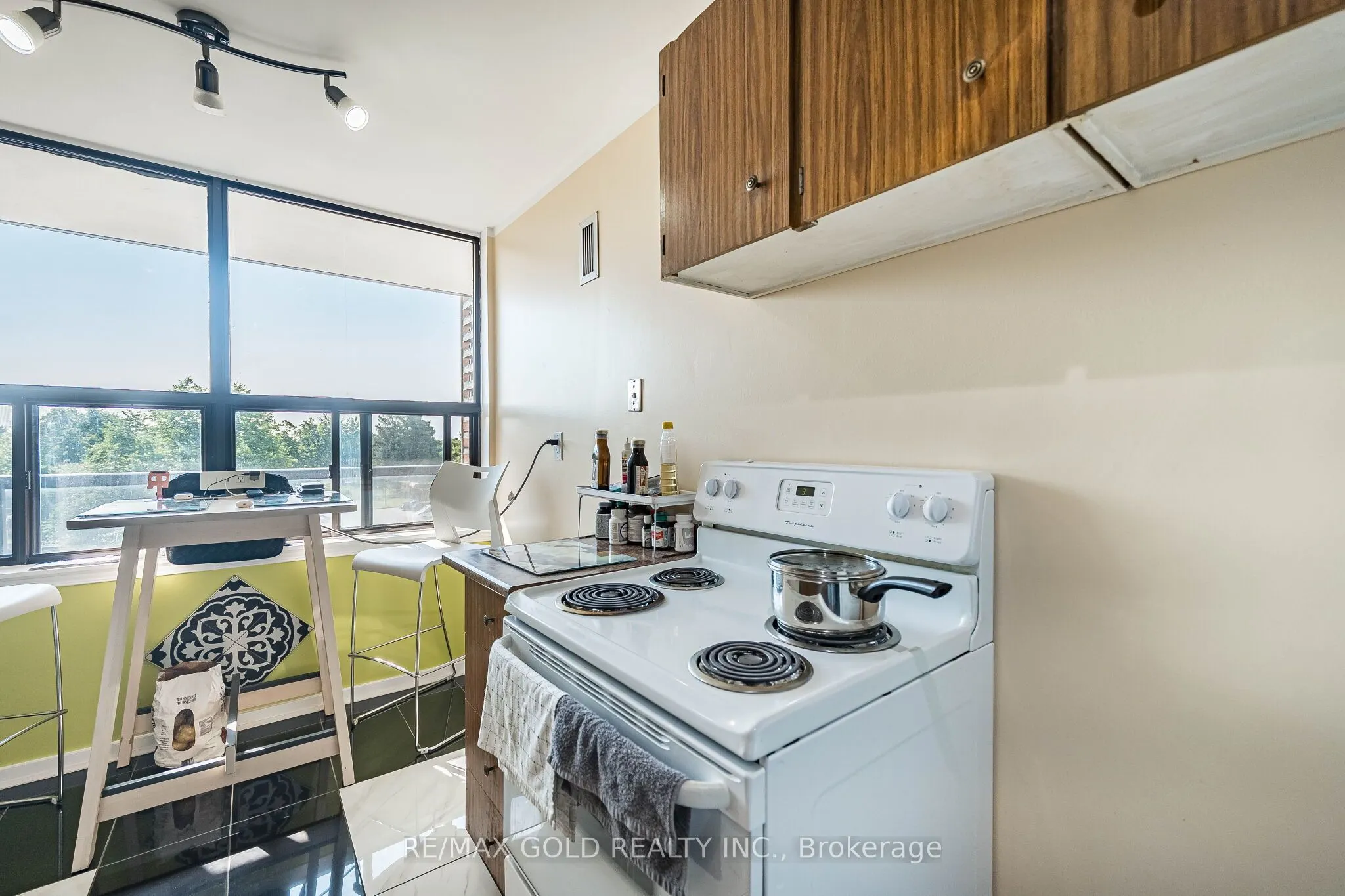 21 Knightsbridge Road #407