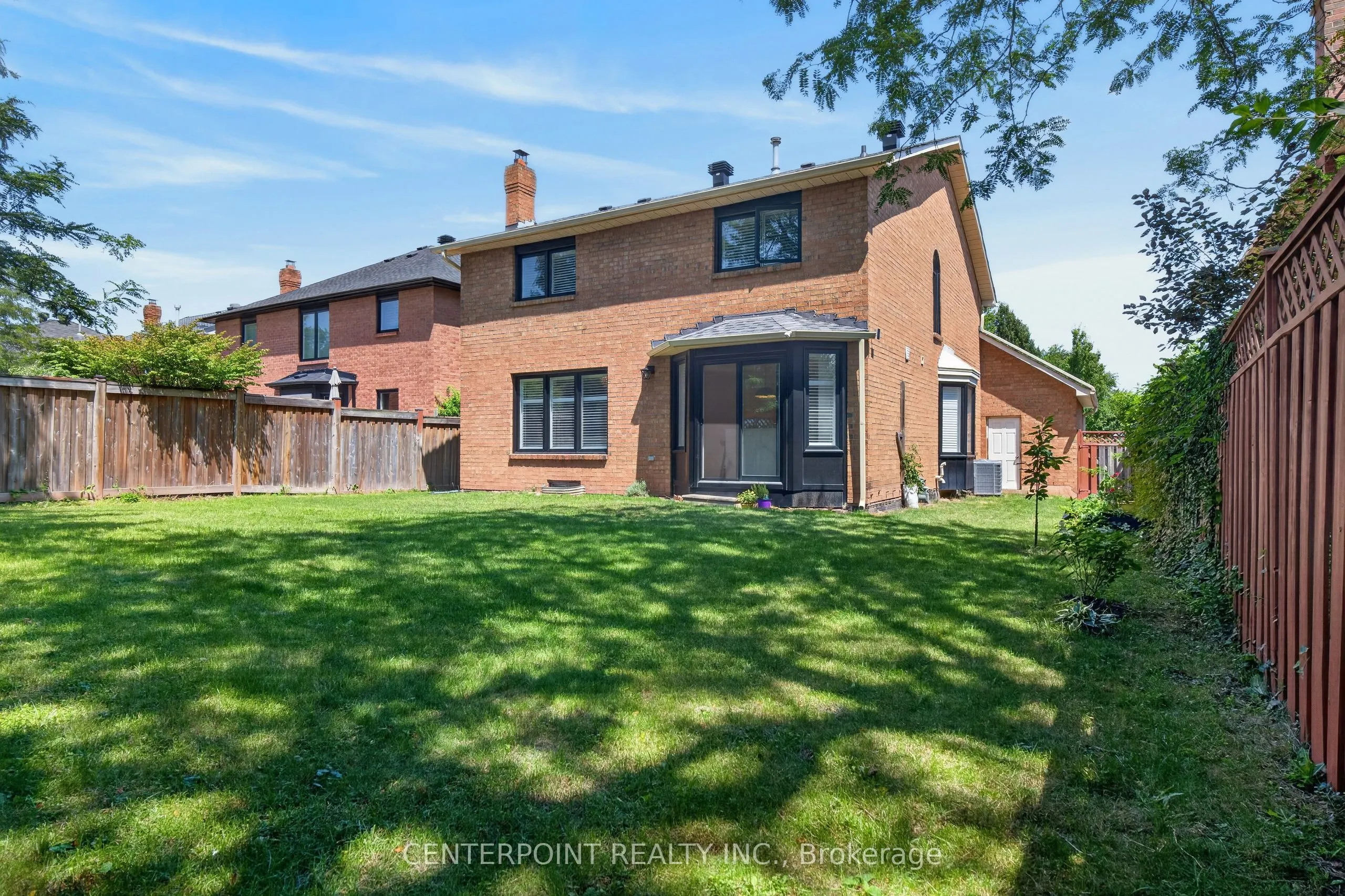 1073 Grandeur Crescent