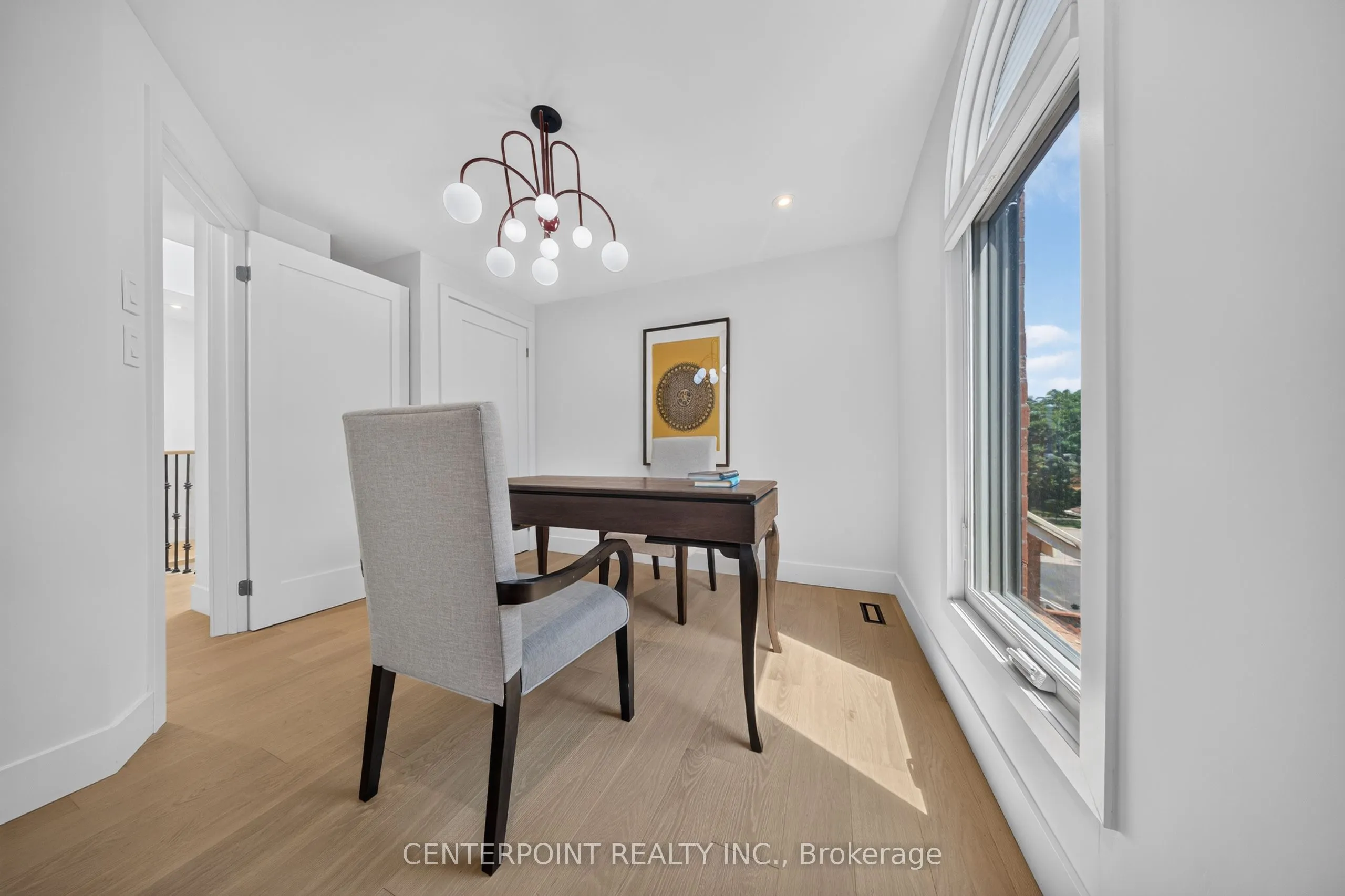 1073 Grandeur Crescent