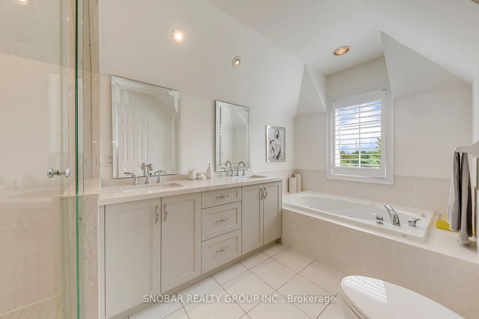 208 La Rose Avenue #9