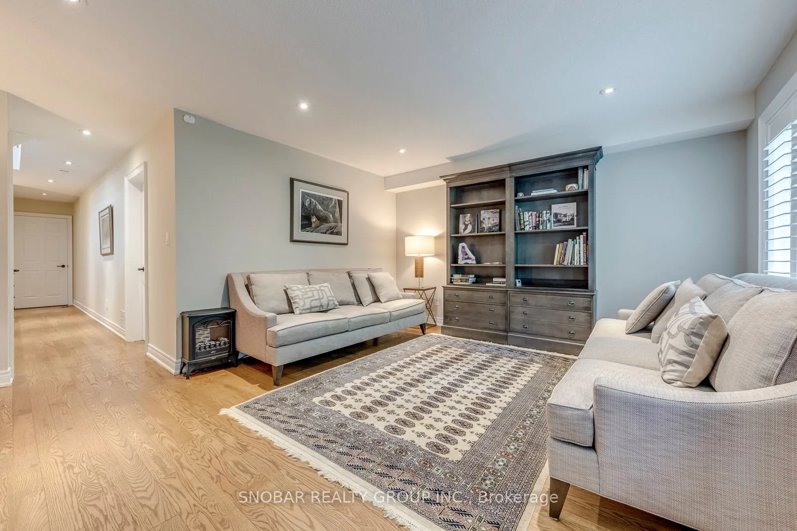 208 La Rose Avenue #9