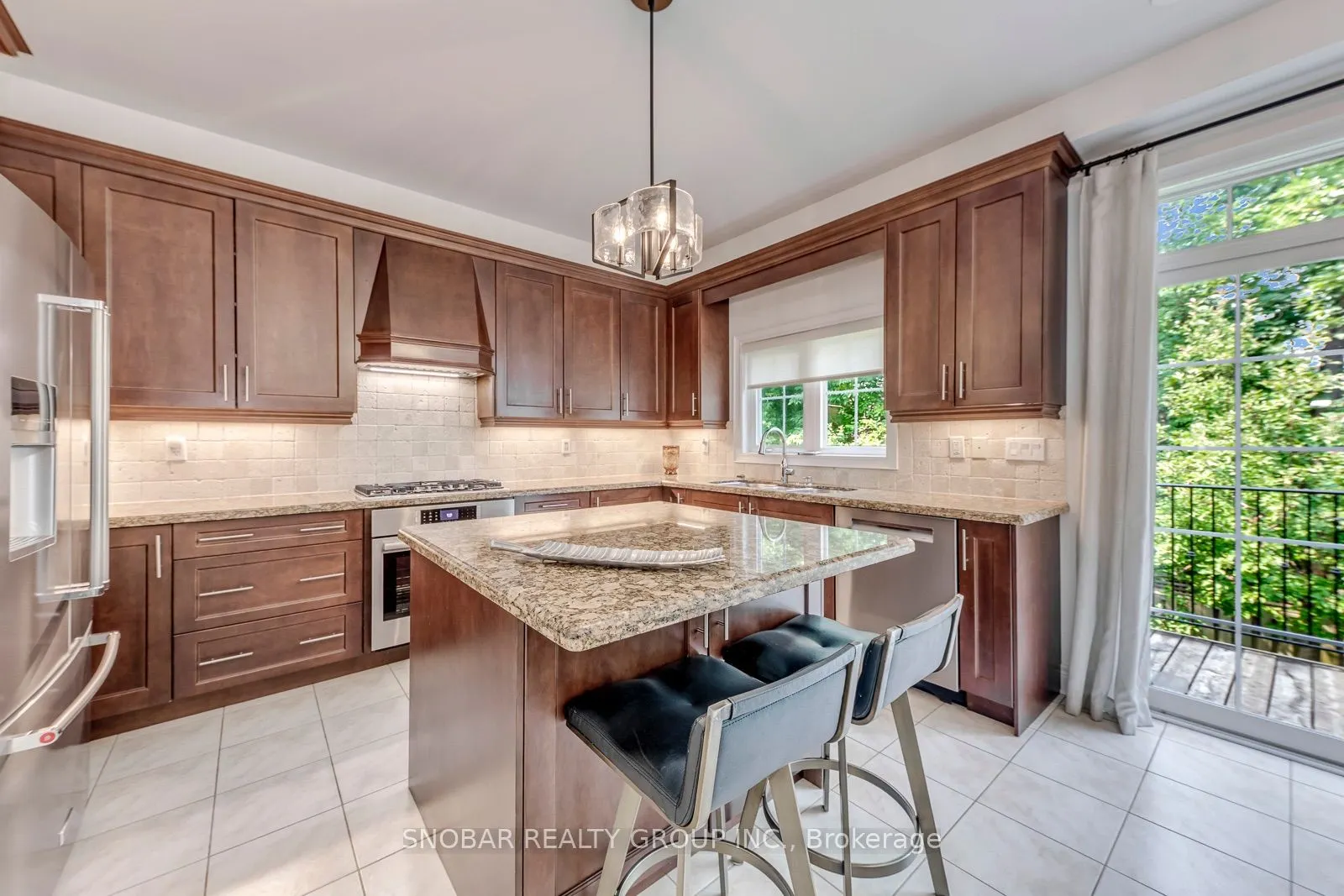 208 La Rose Avenue #9
