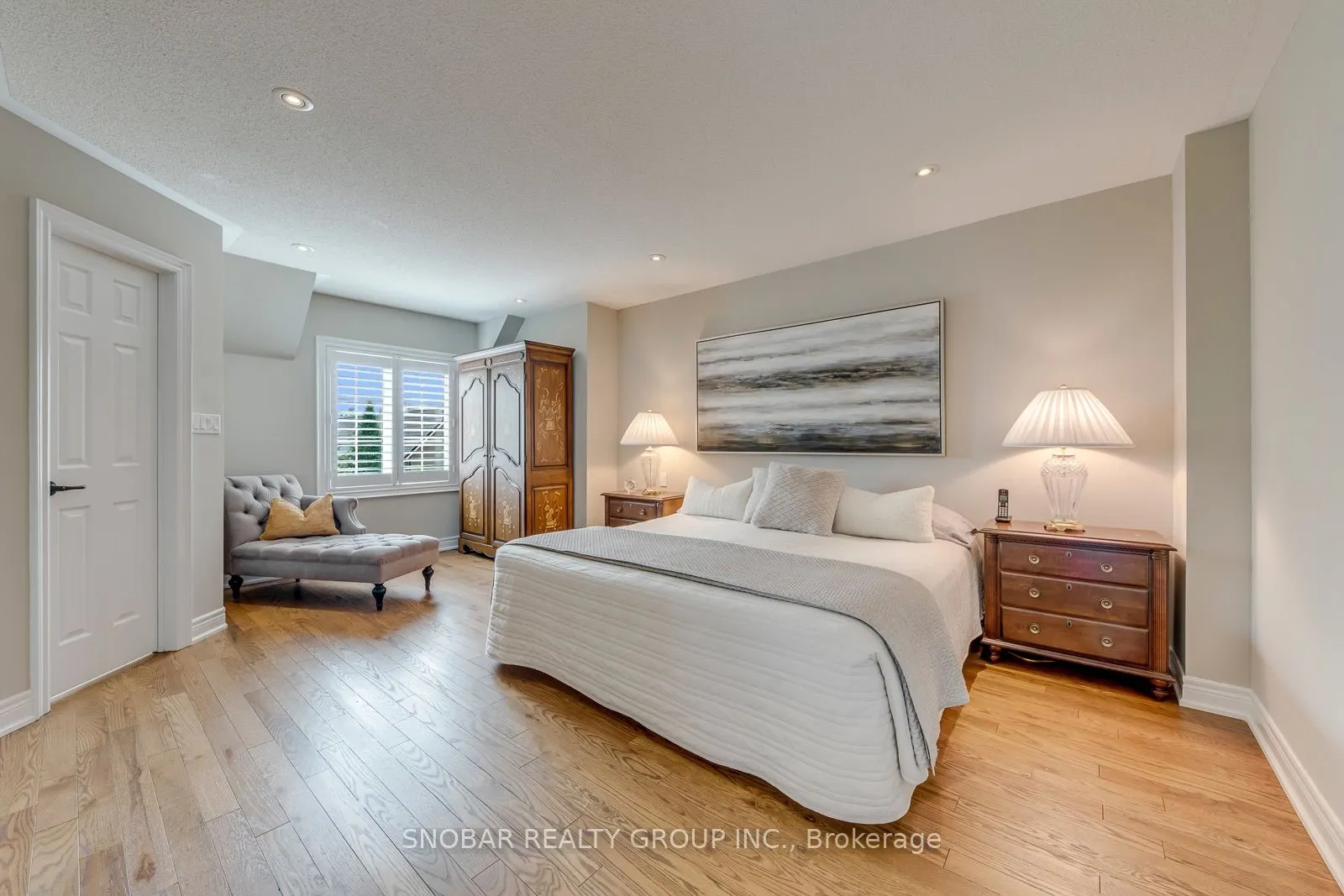208 La Rose Avenue #9