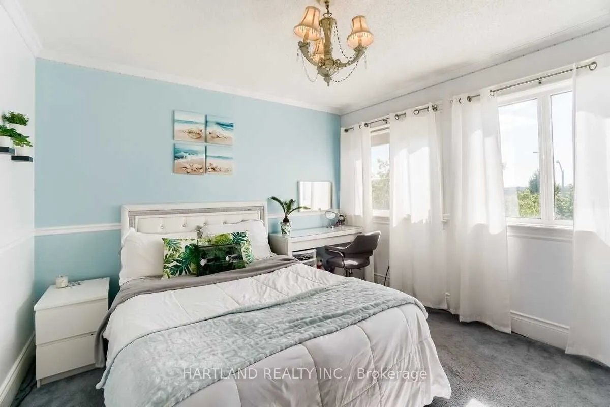 476 Jay Crescent
