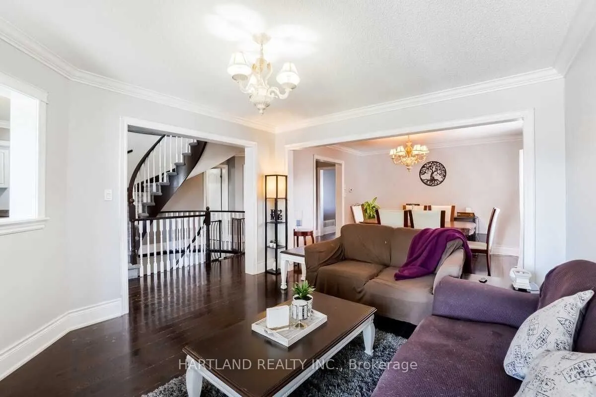 476 Jay Crescent