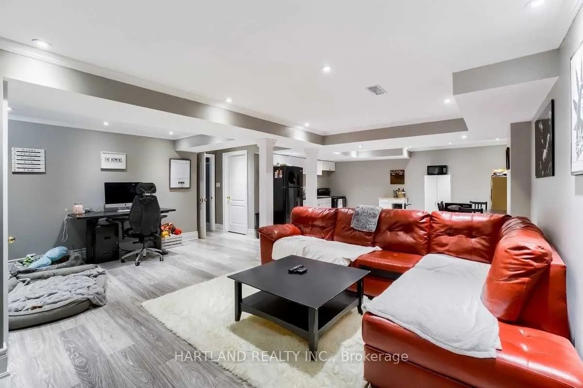 476 Jay Crescent