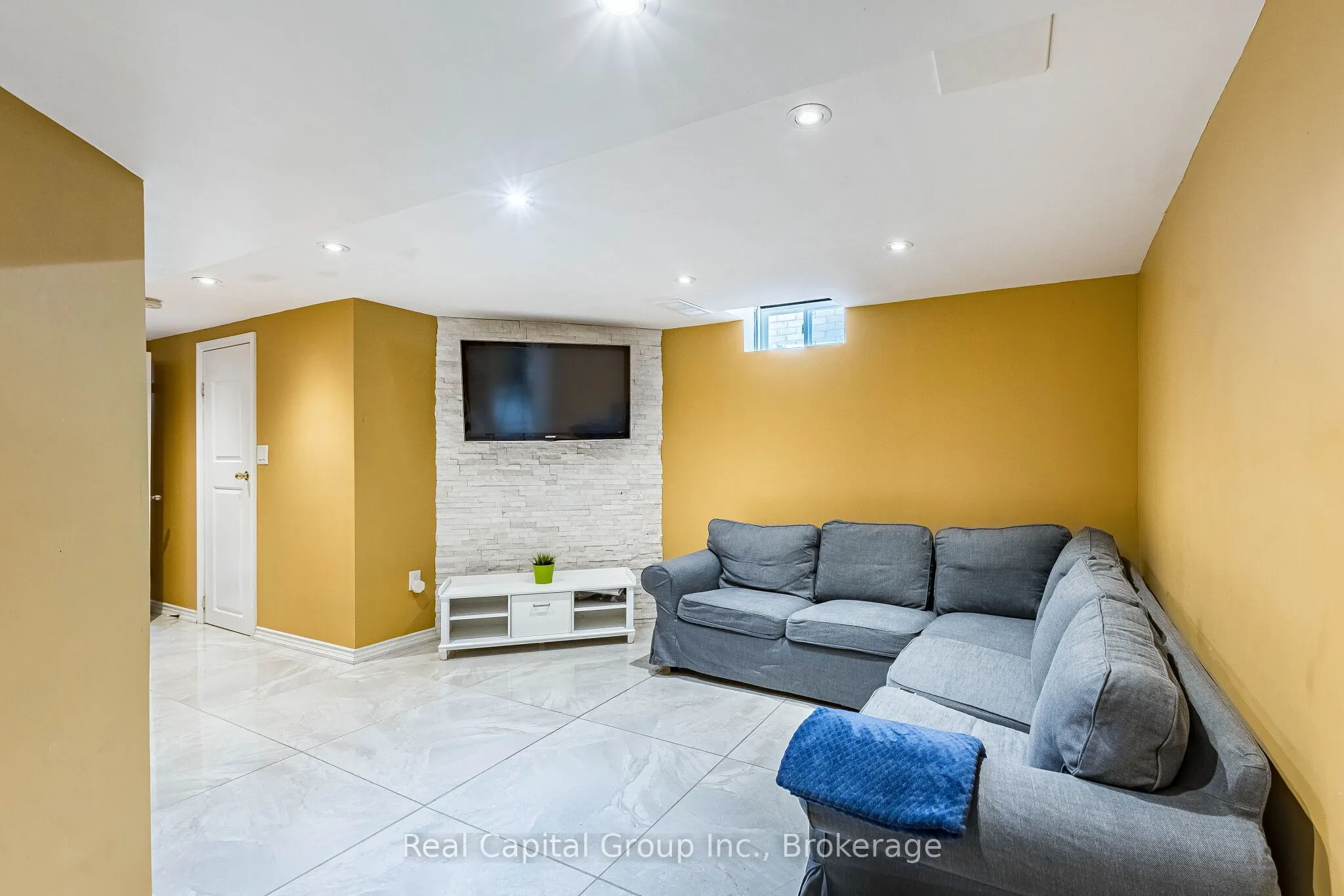 77 Arthurs Crescent