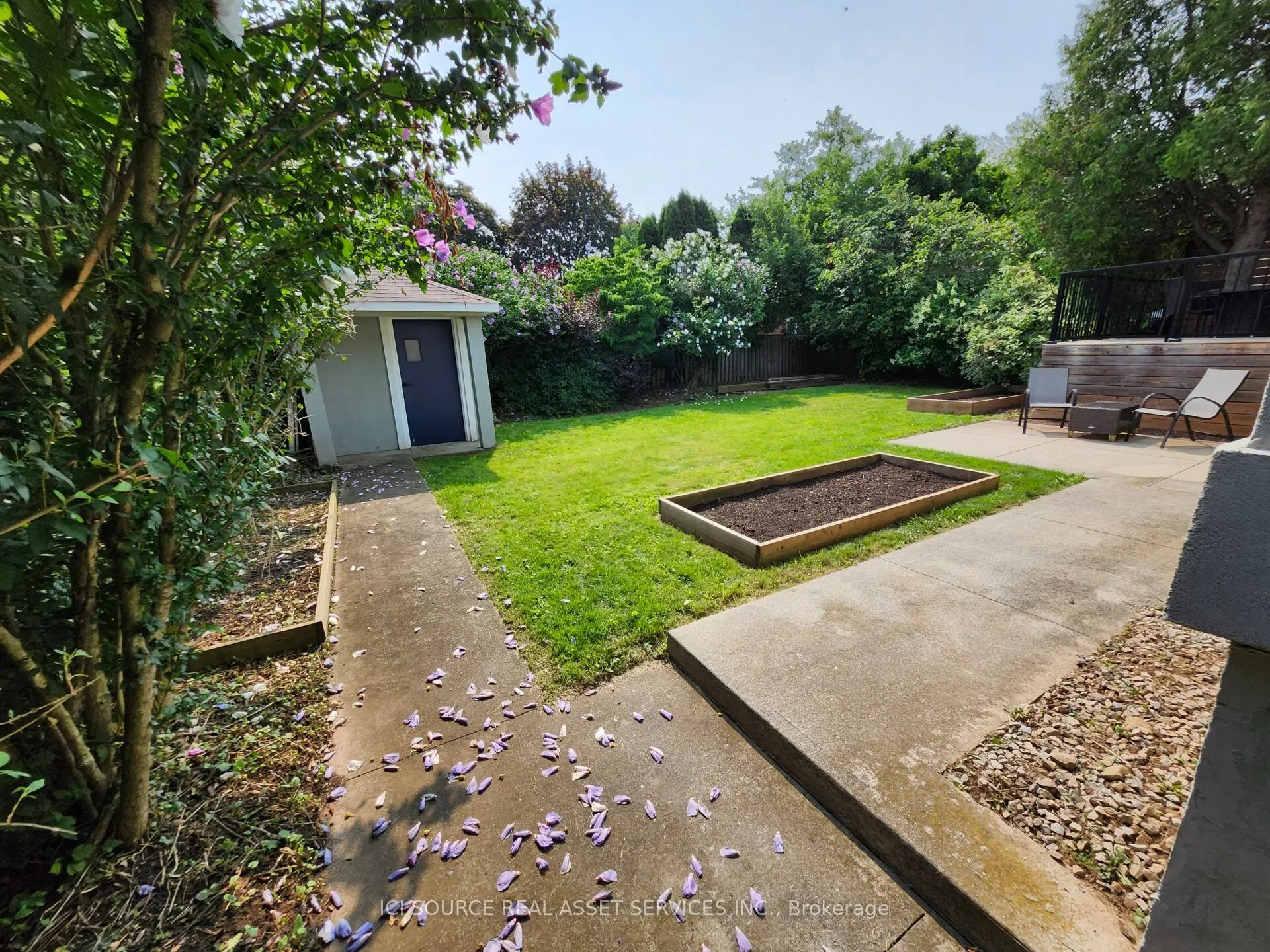 699 Castleguard Crescent