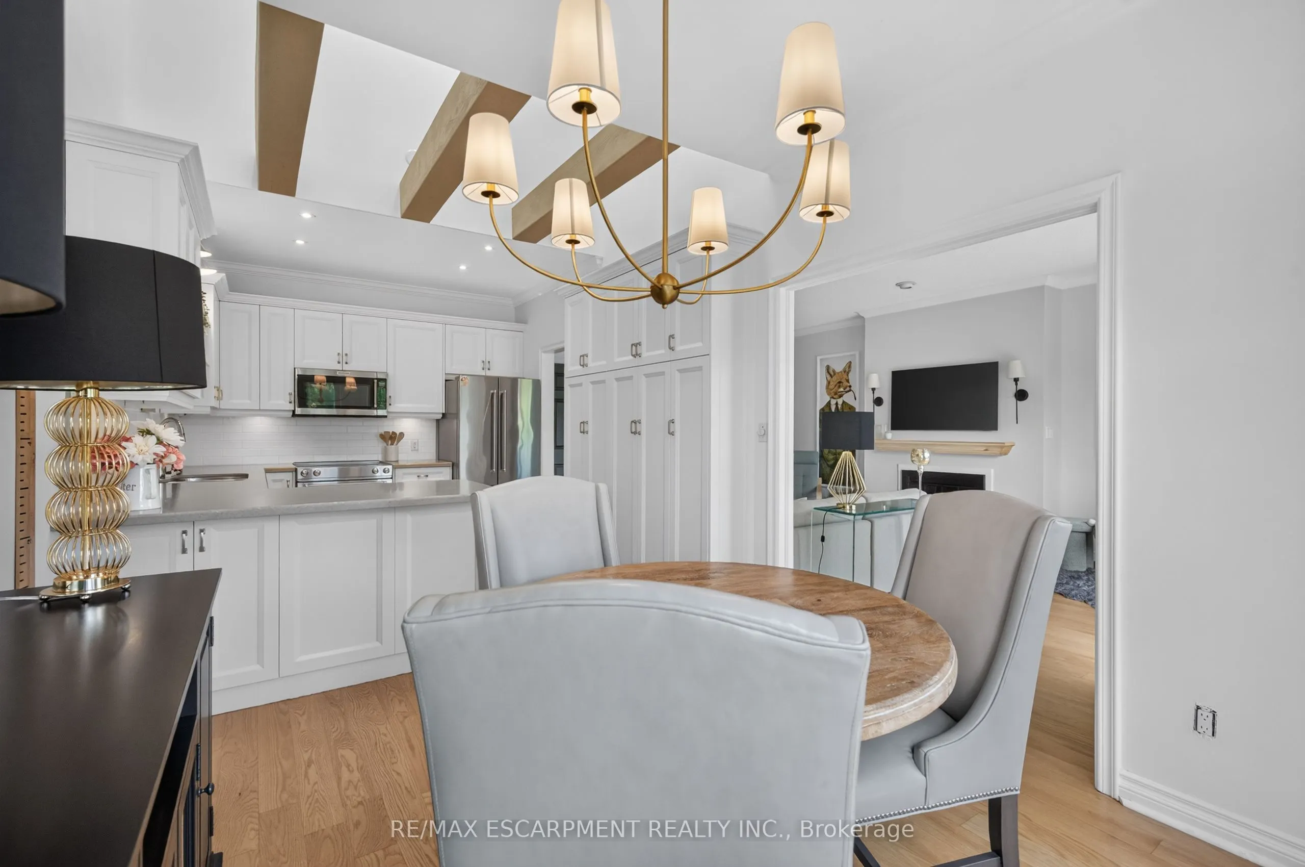 112 Fairwood Place W