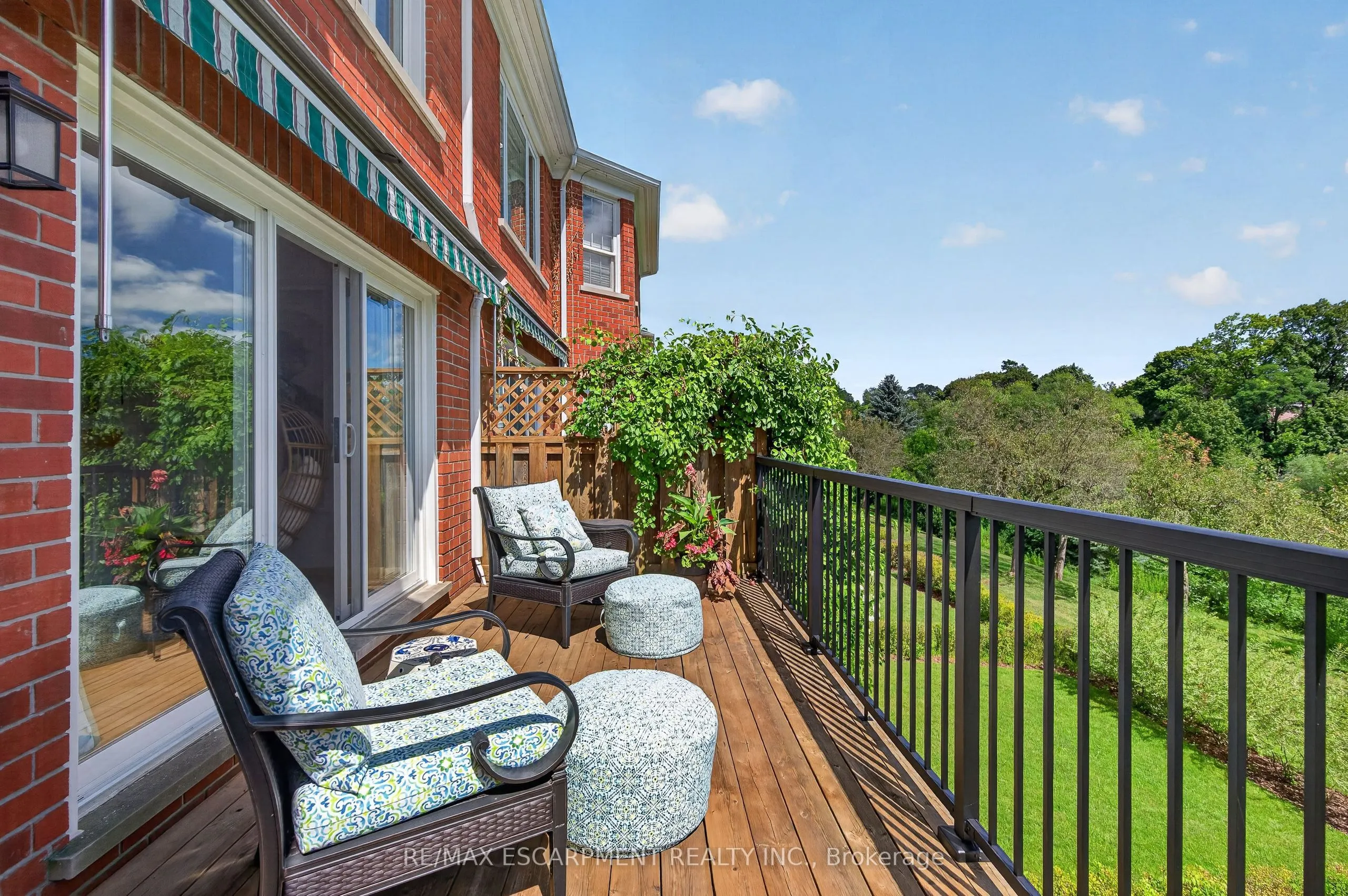 112 Fairwood Place W