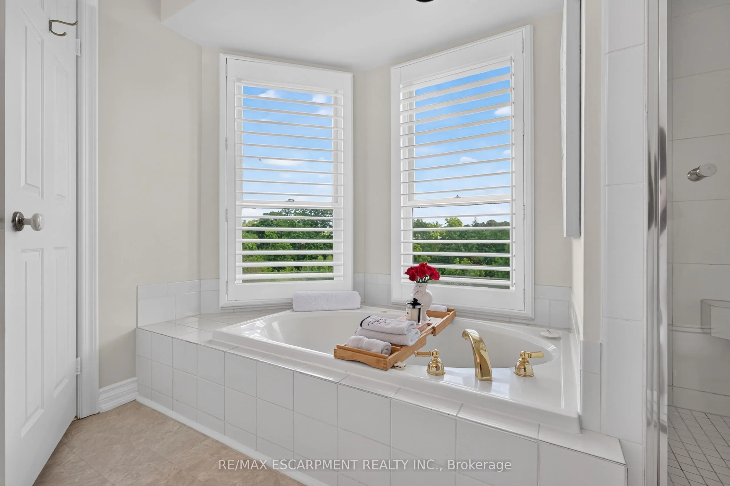 112 Fairwood Place W