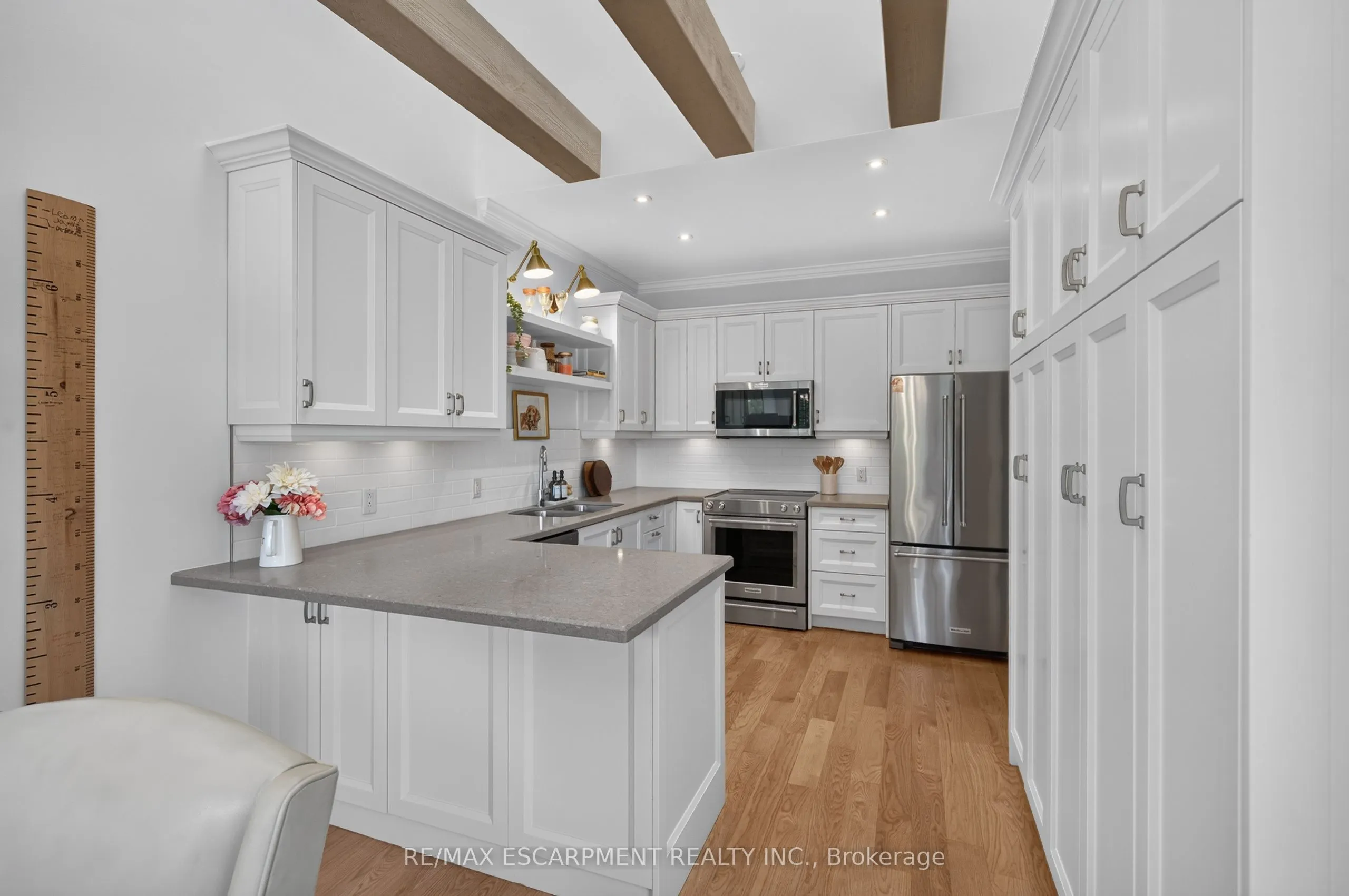 112 Fairwood Place W