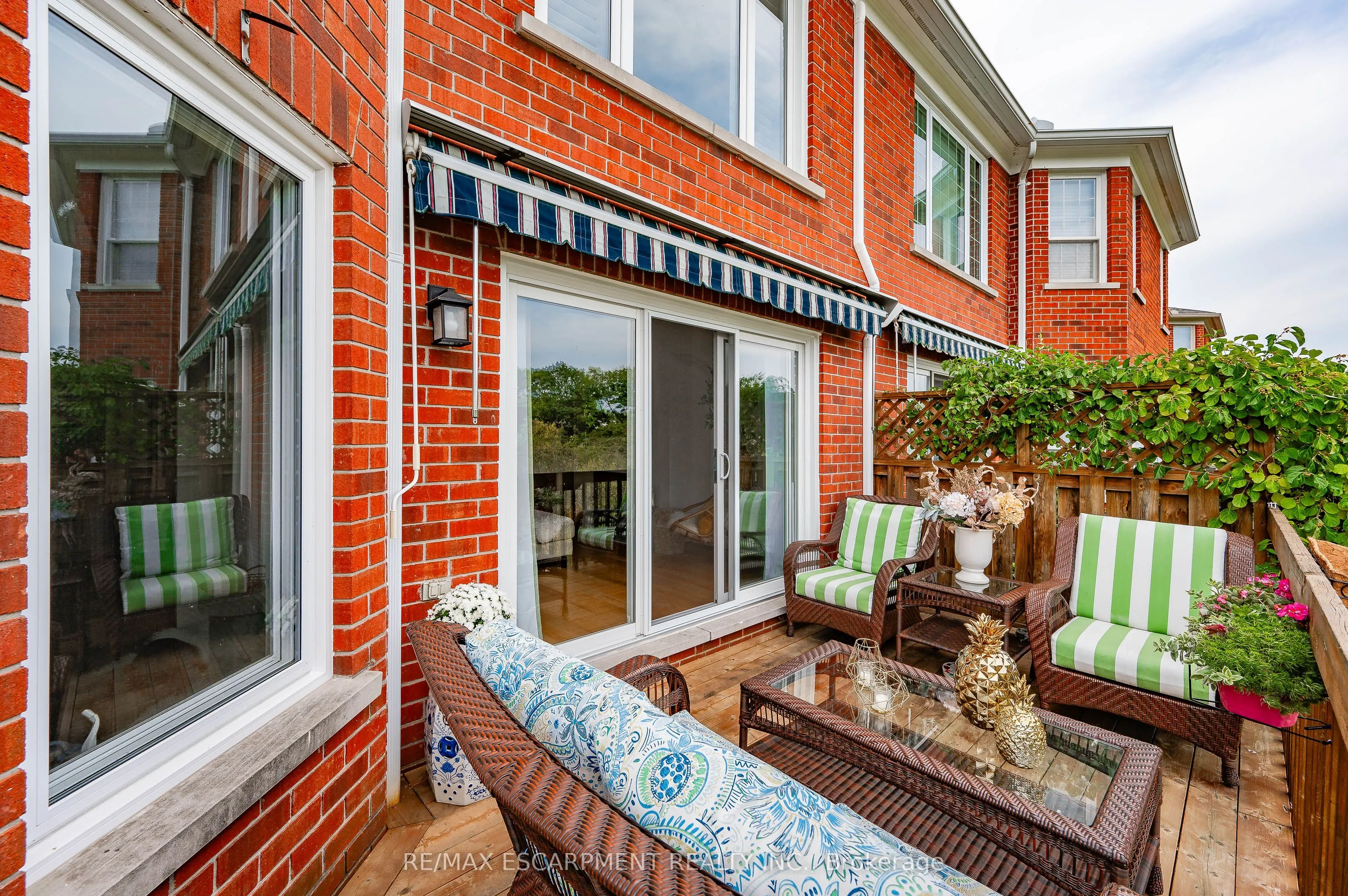 112 Fairwood Place W