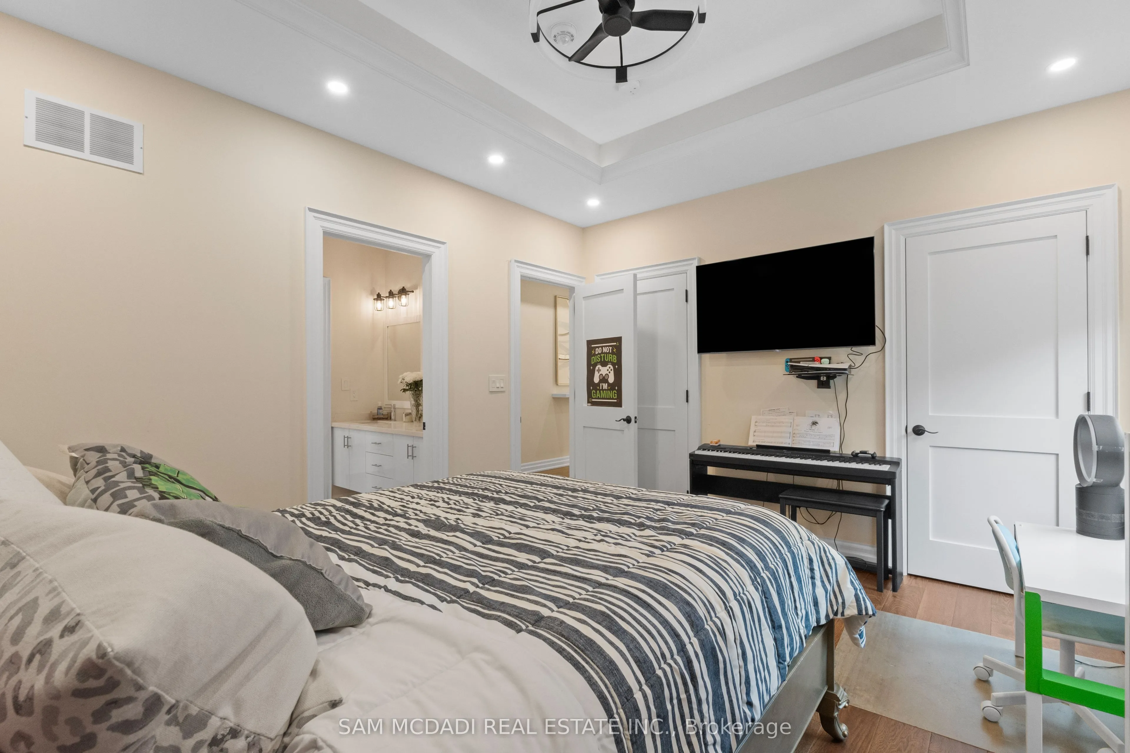 834 Edistel Crescent