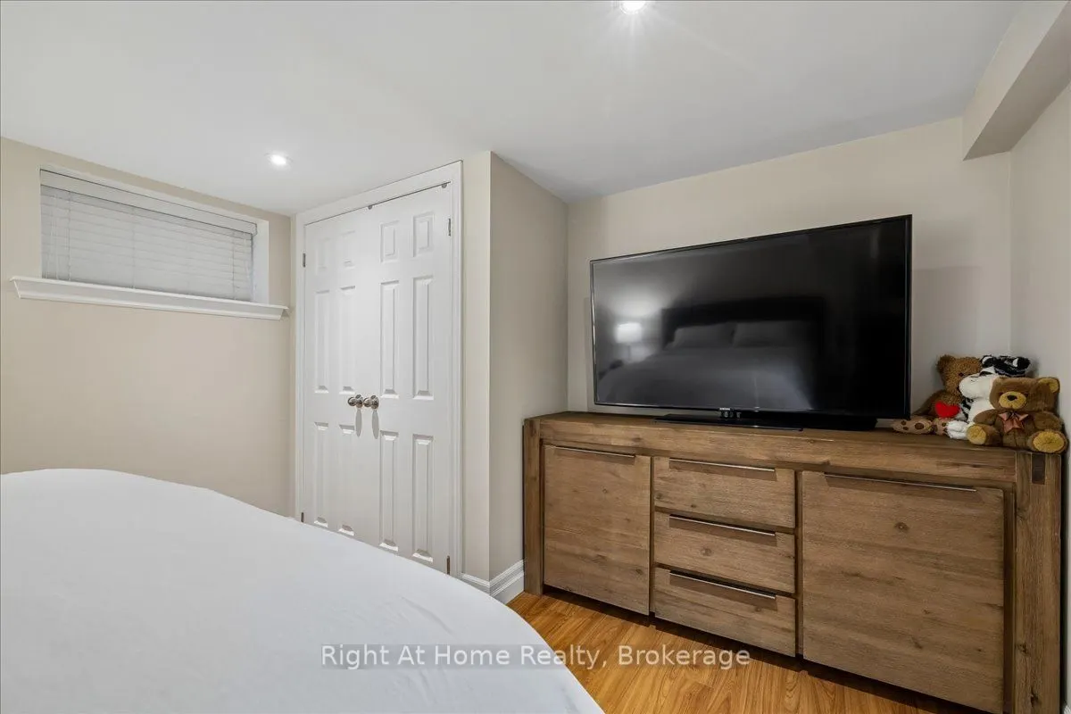 275 Kent Crescent