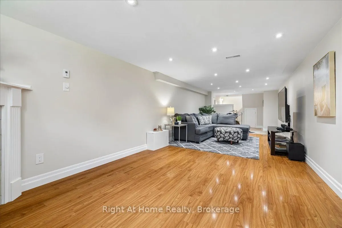 275 Kent Crescent