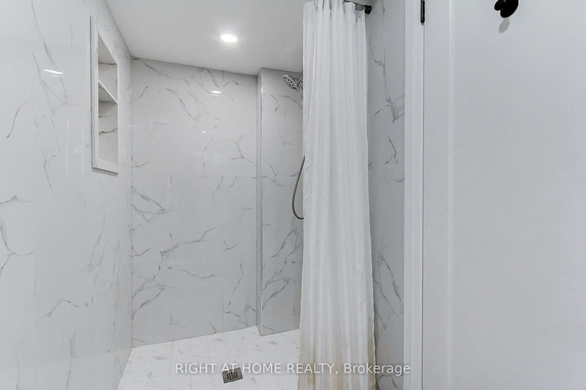 1715 Oberon Crescent
