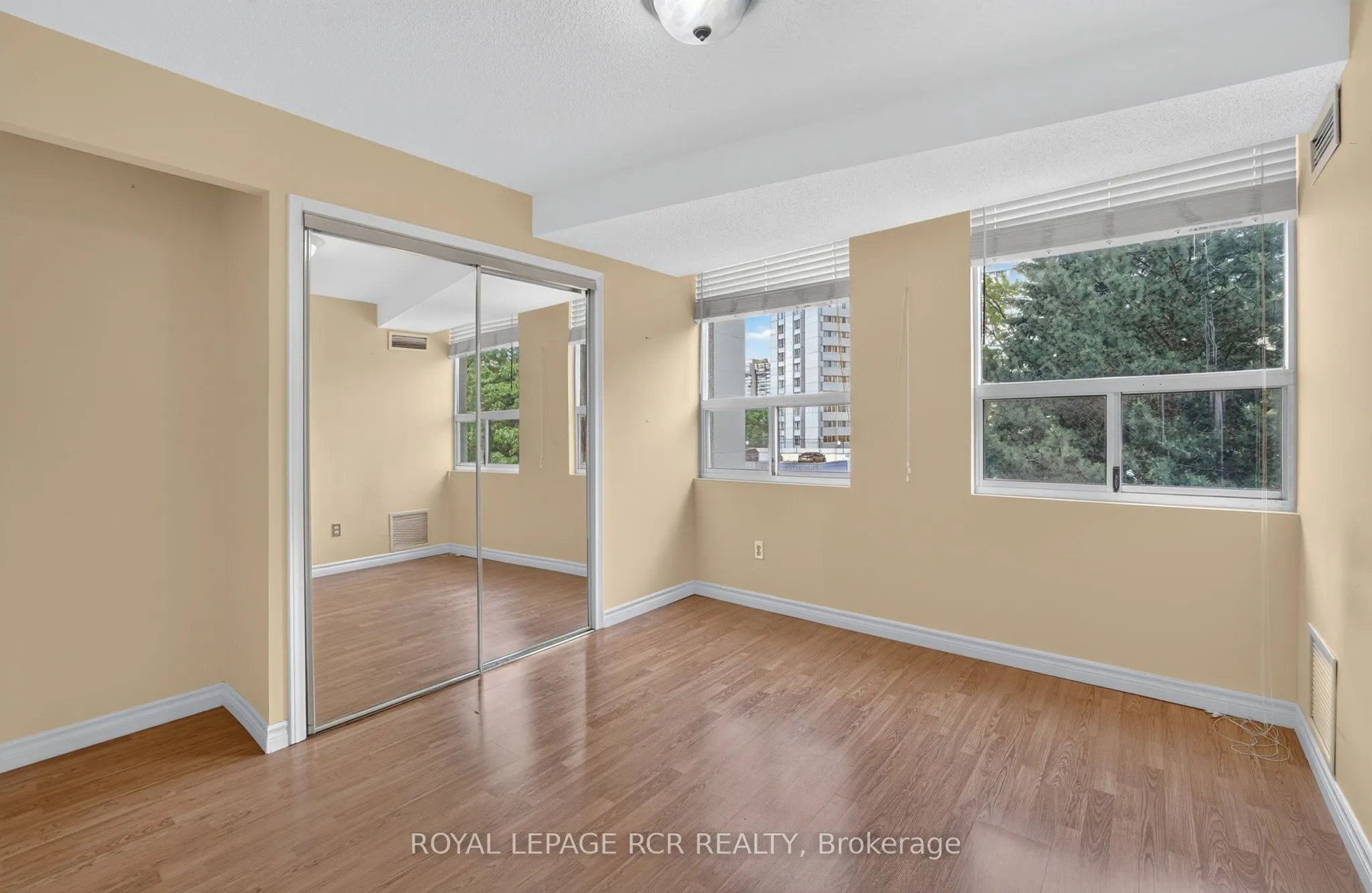 3650 Kaneff Crescent #303