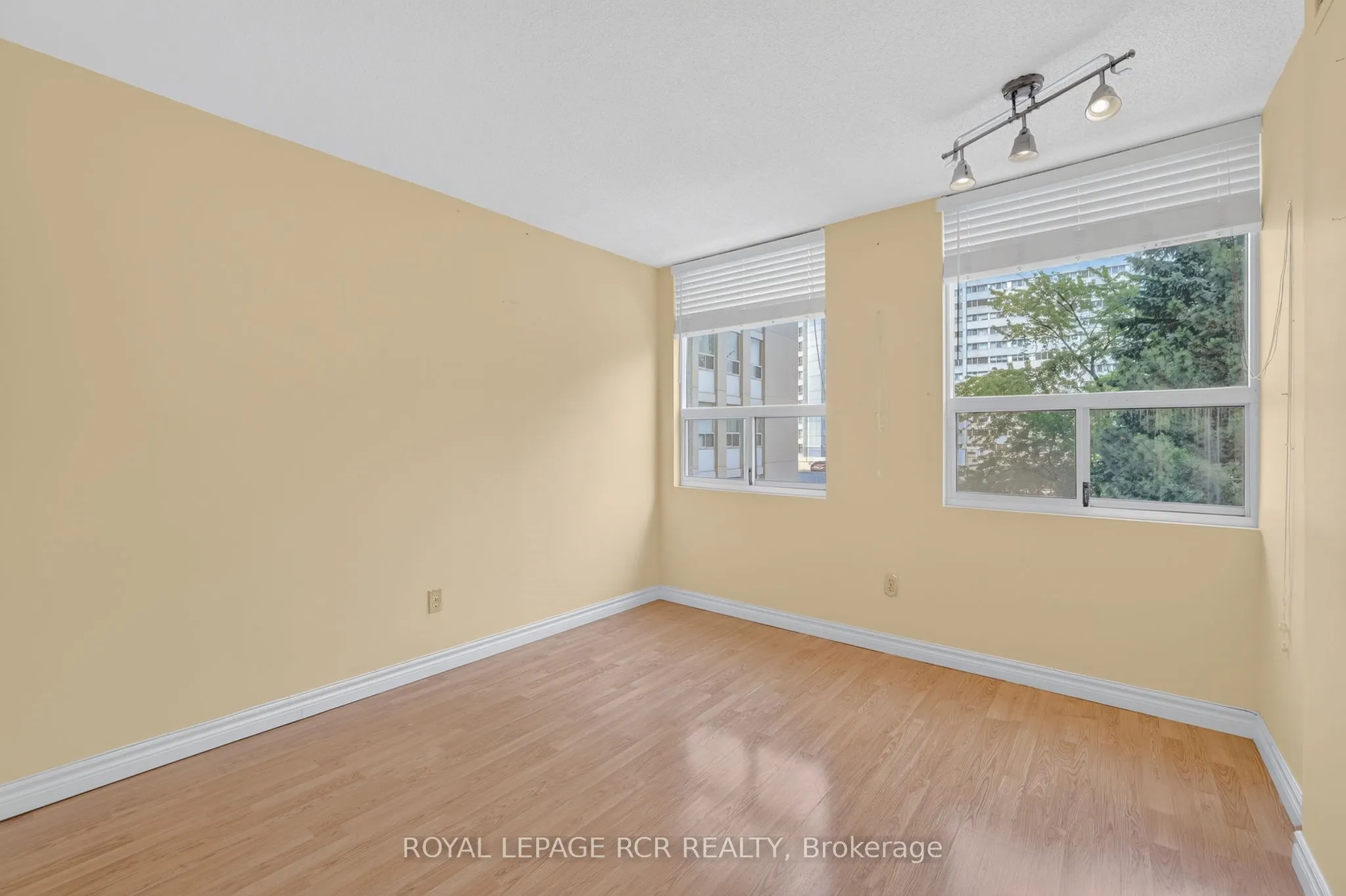 3650 Kaneff Crescent #303
