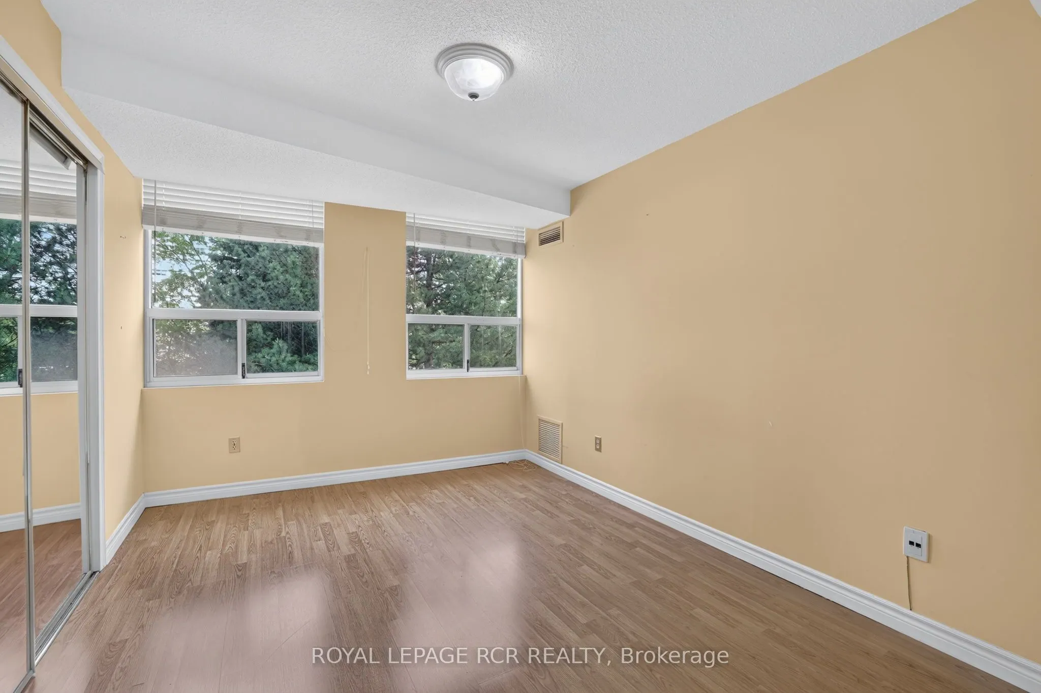 3650 Kaneff Crescent #303