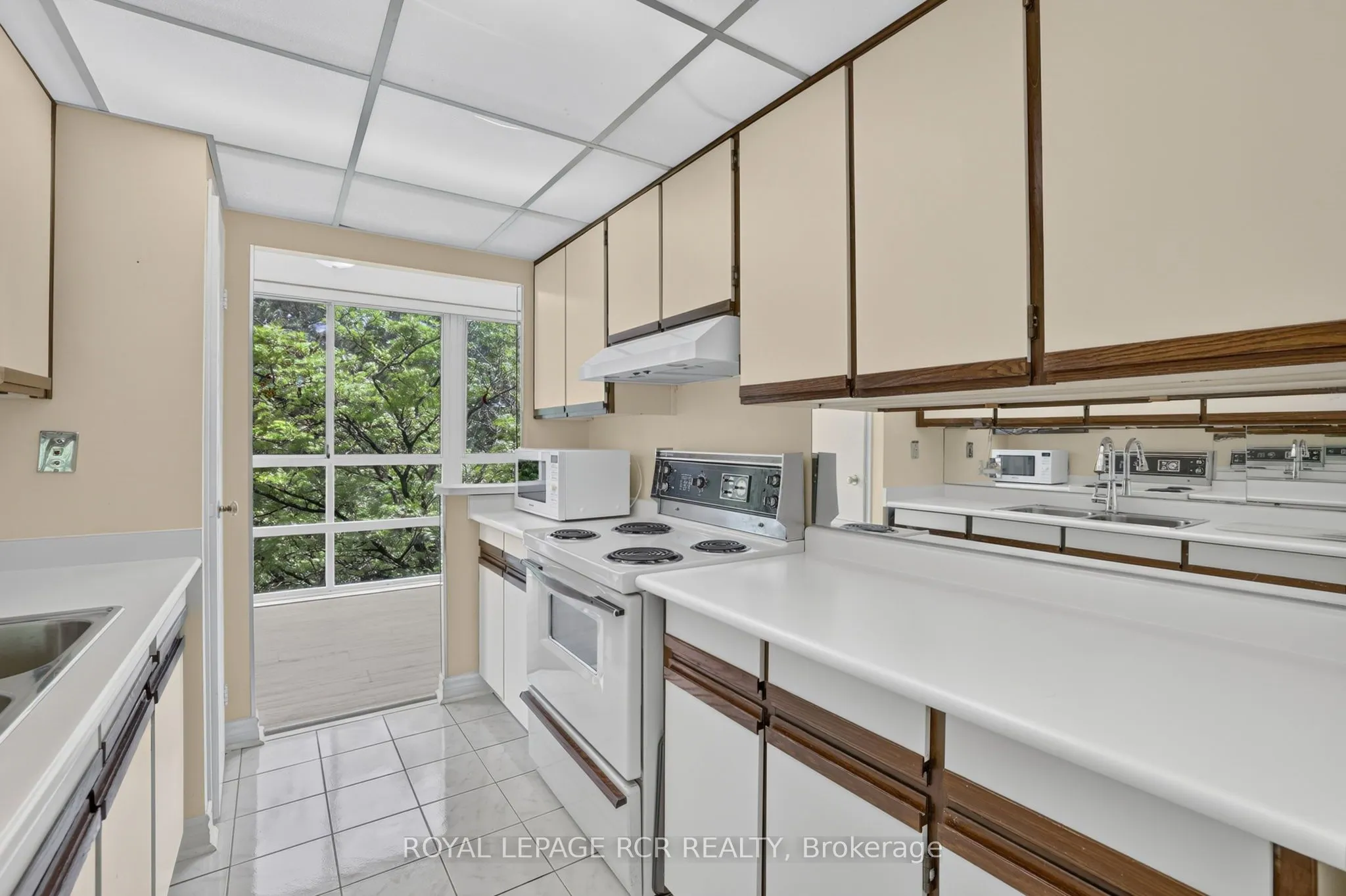 3650 Kaneff Crescent #303