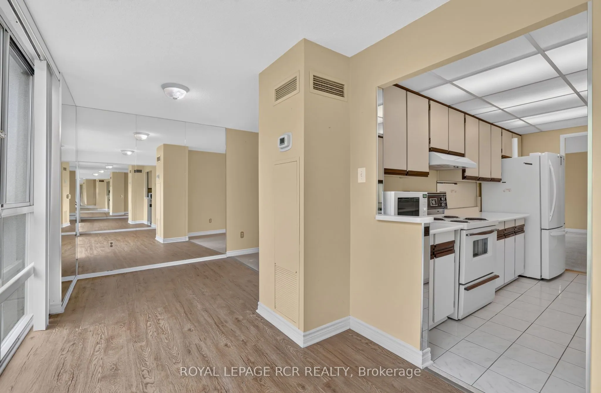 3650 Kaneff Crescent #303