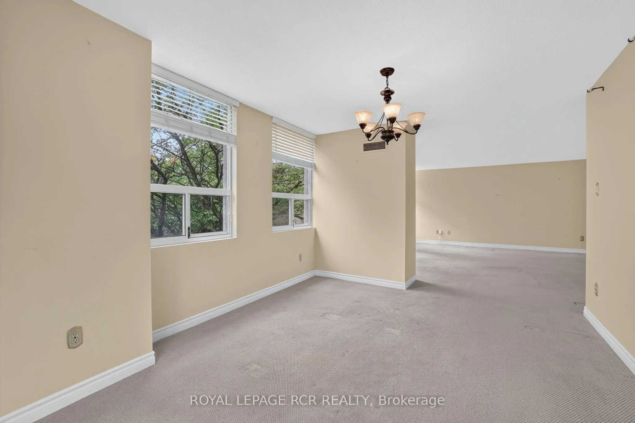 3650 Kaneff Crescent #303