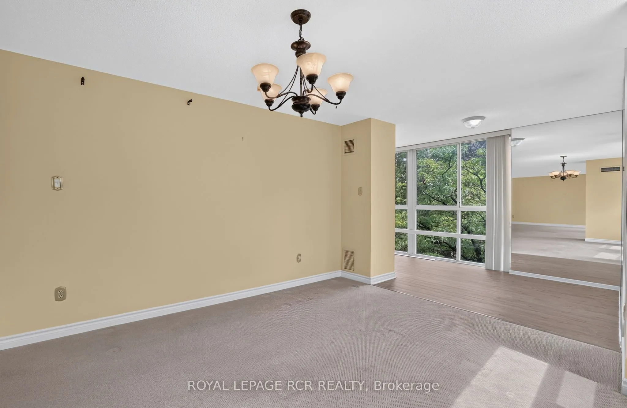 3650 Kaneff Crescent #303