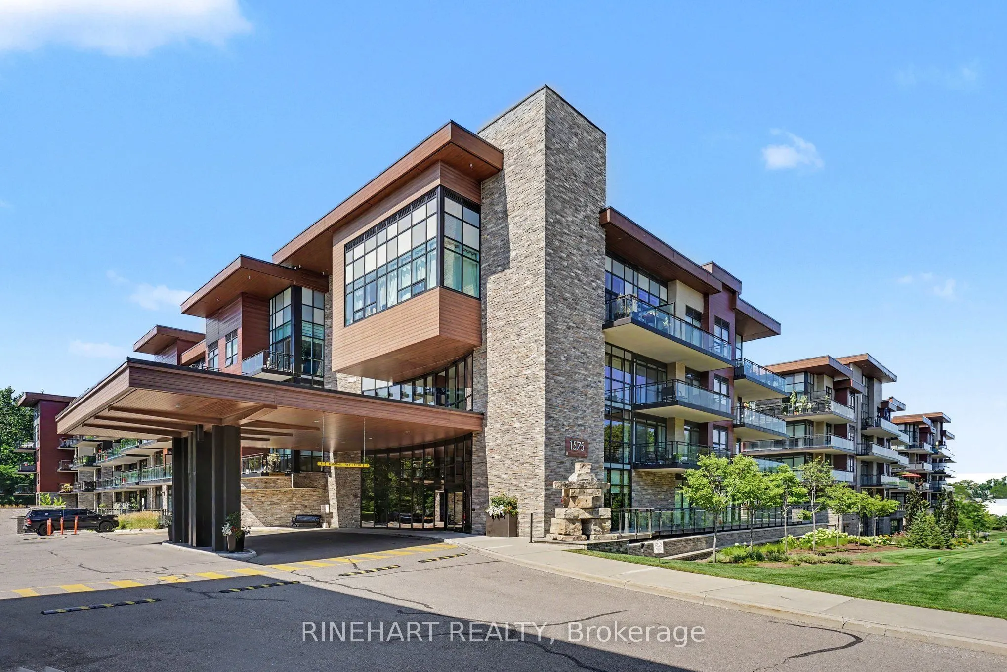 1575 Lakeshore Road W #352