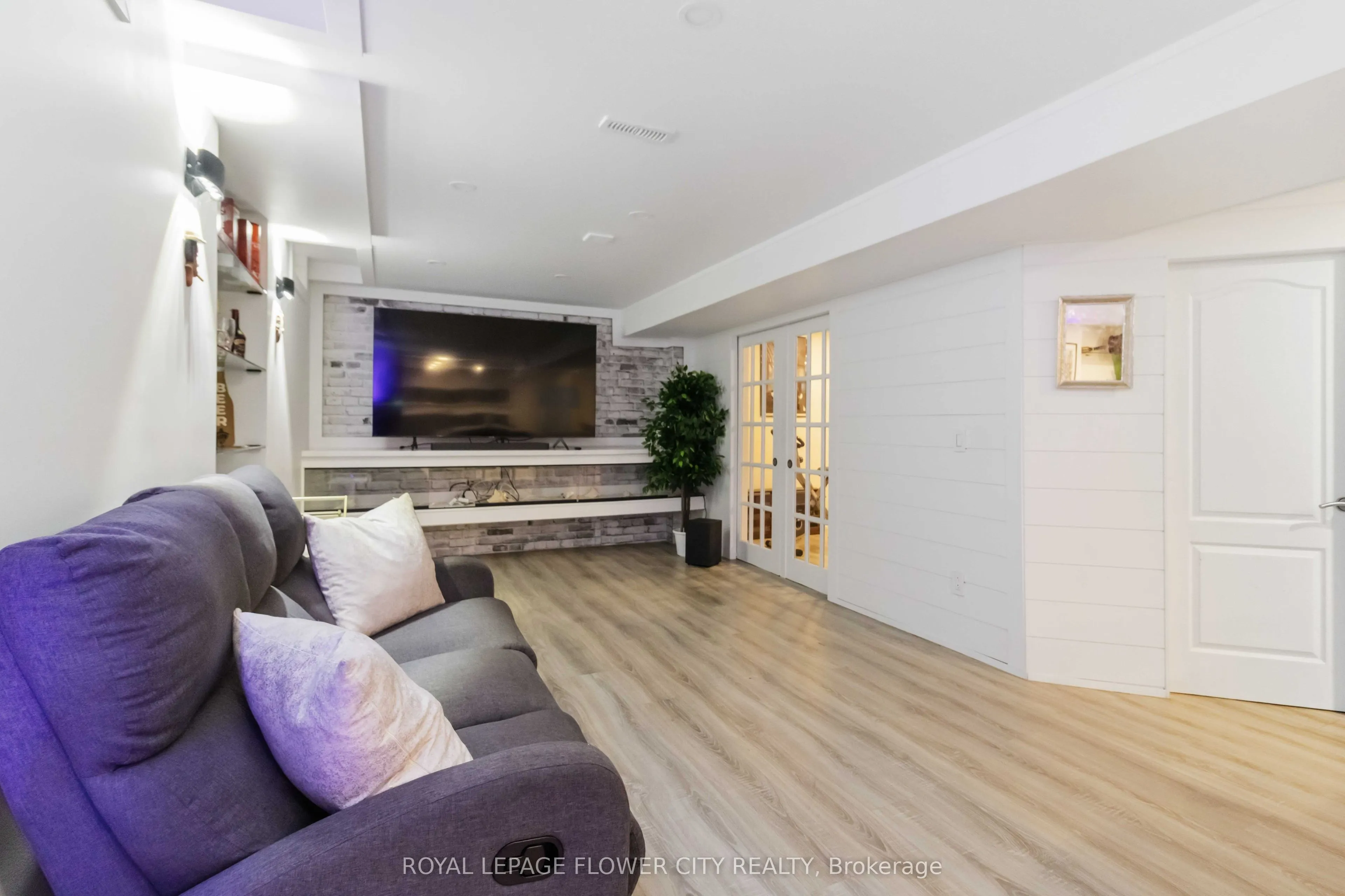 18 Pleasant Valley Place