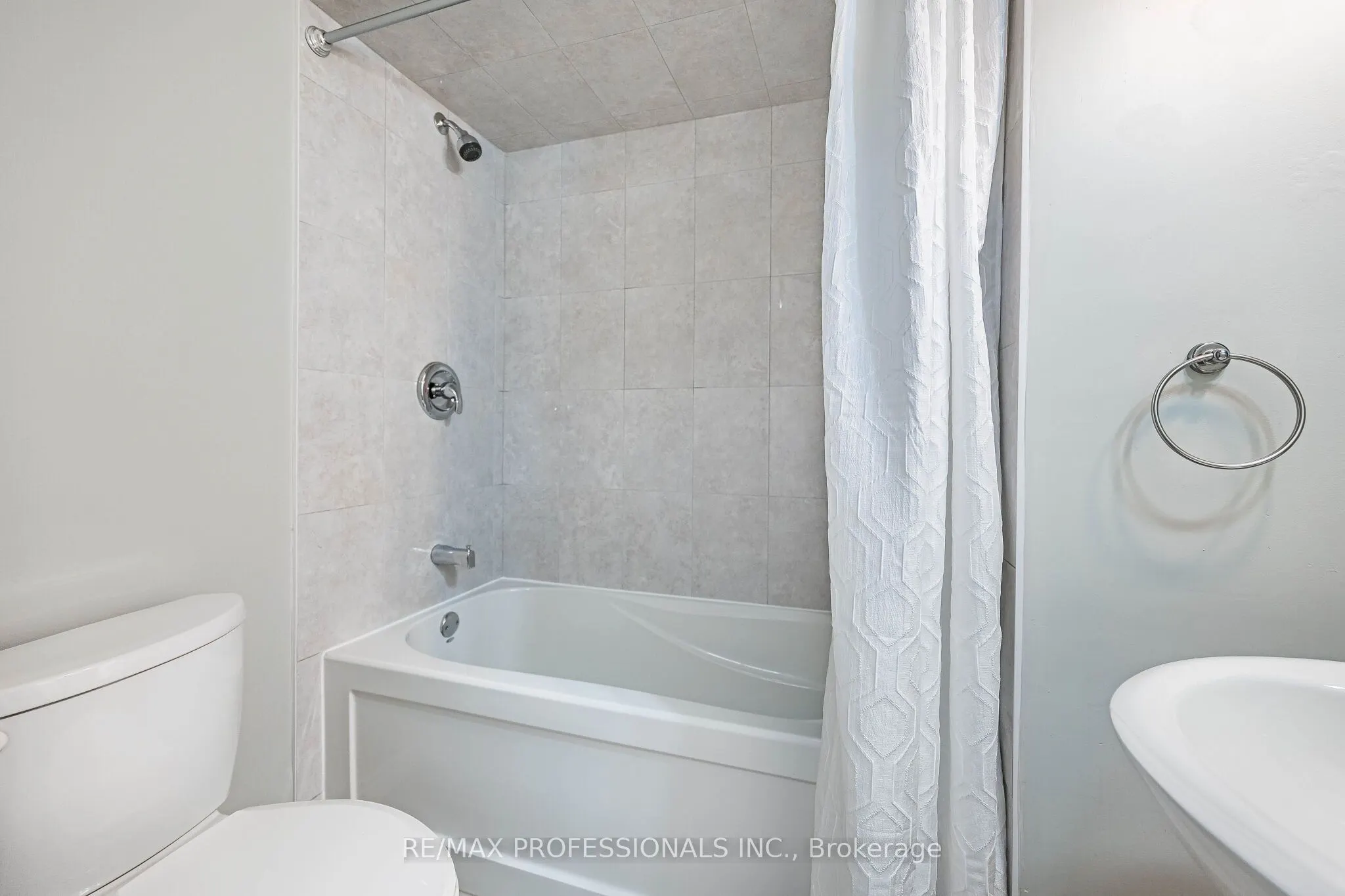 2004 Glenada Crescent #23