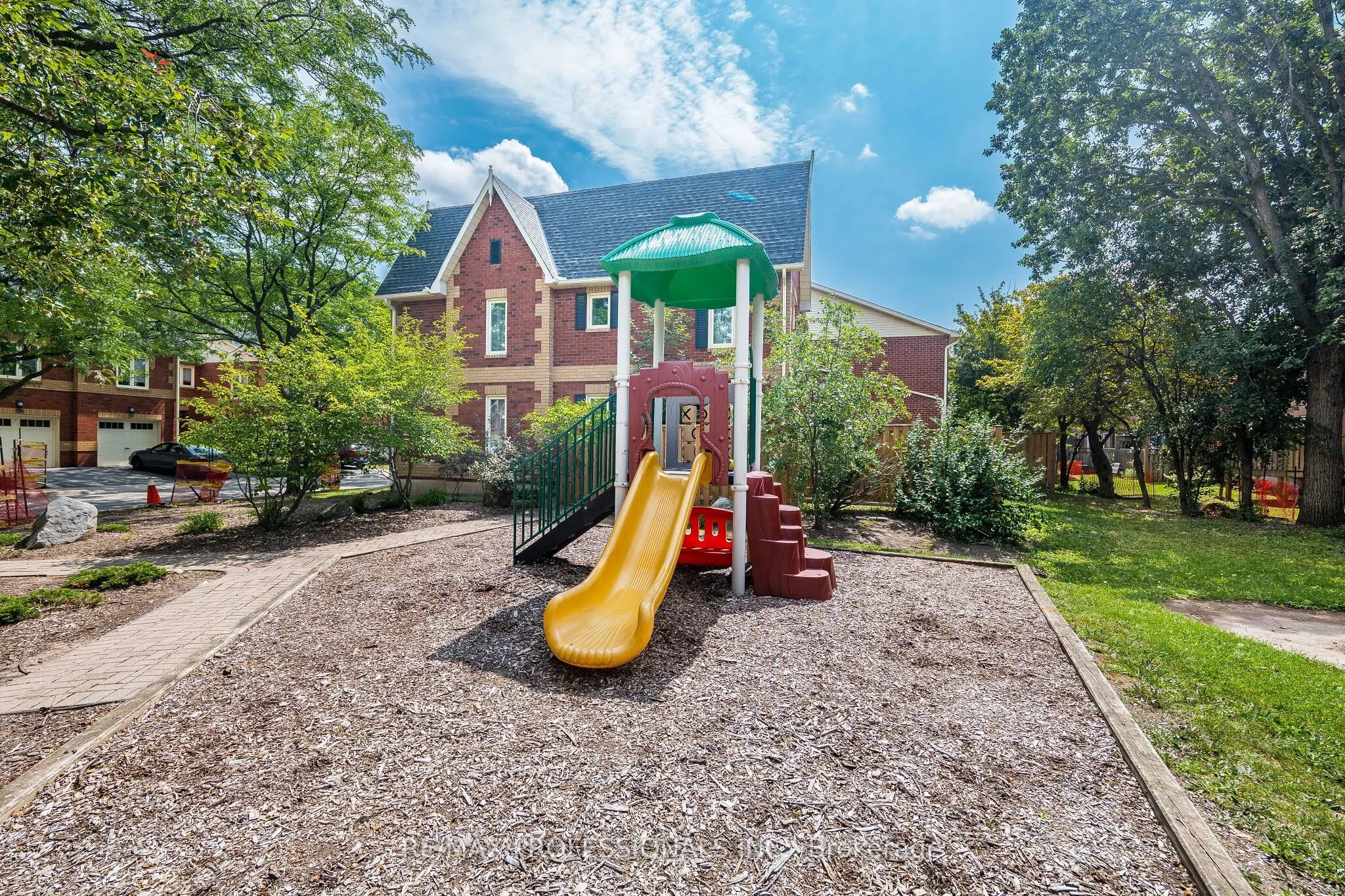 2004 Glenada Crescent #23