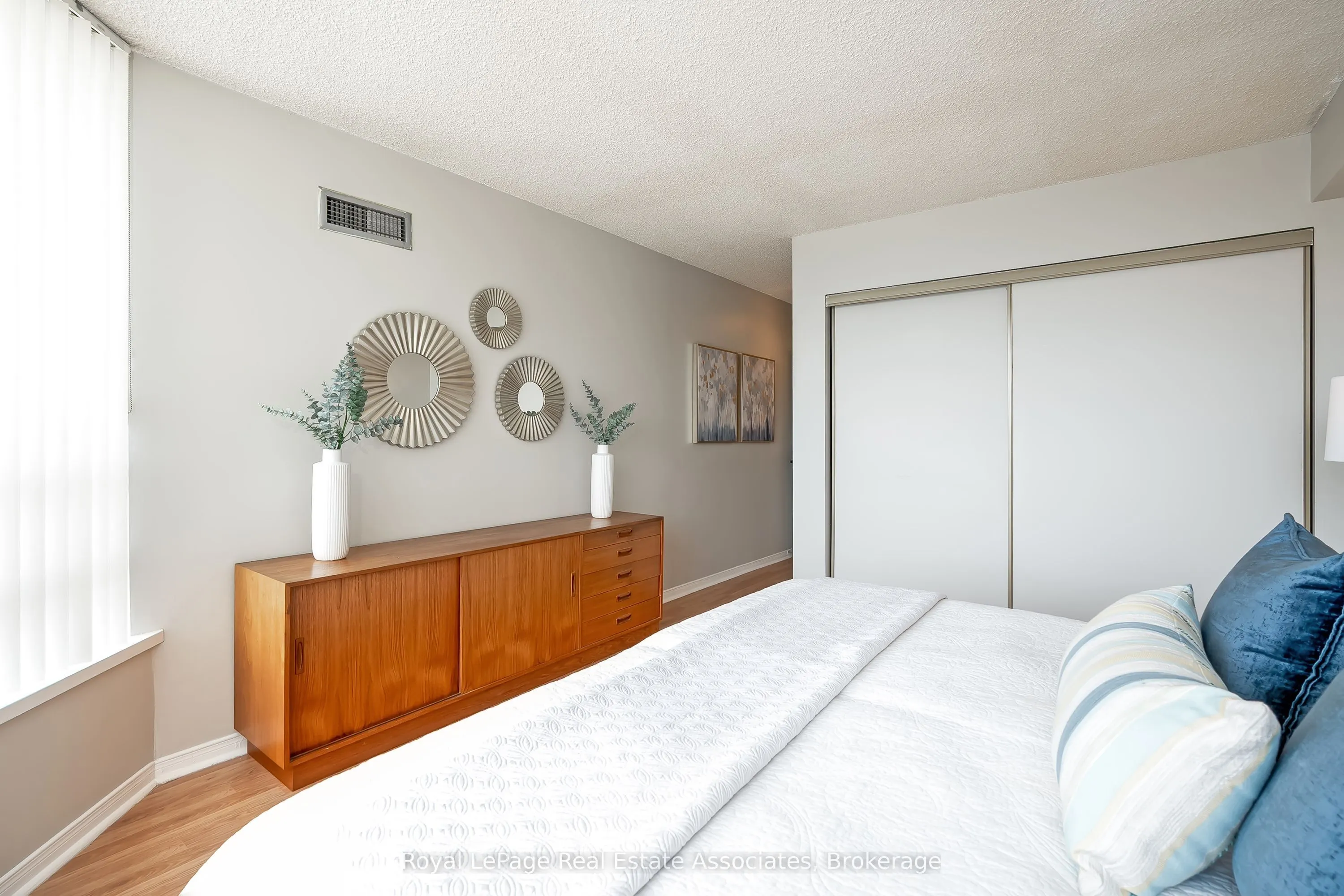 75 King Street E #1611