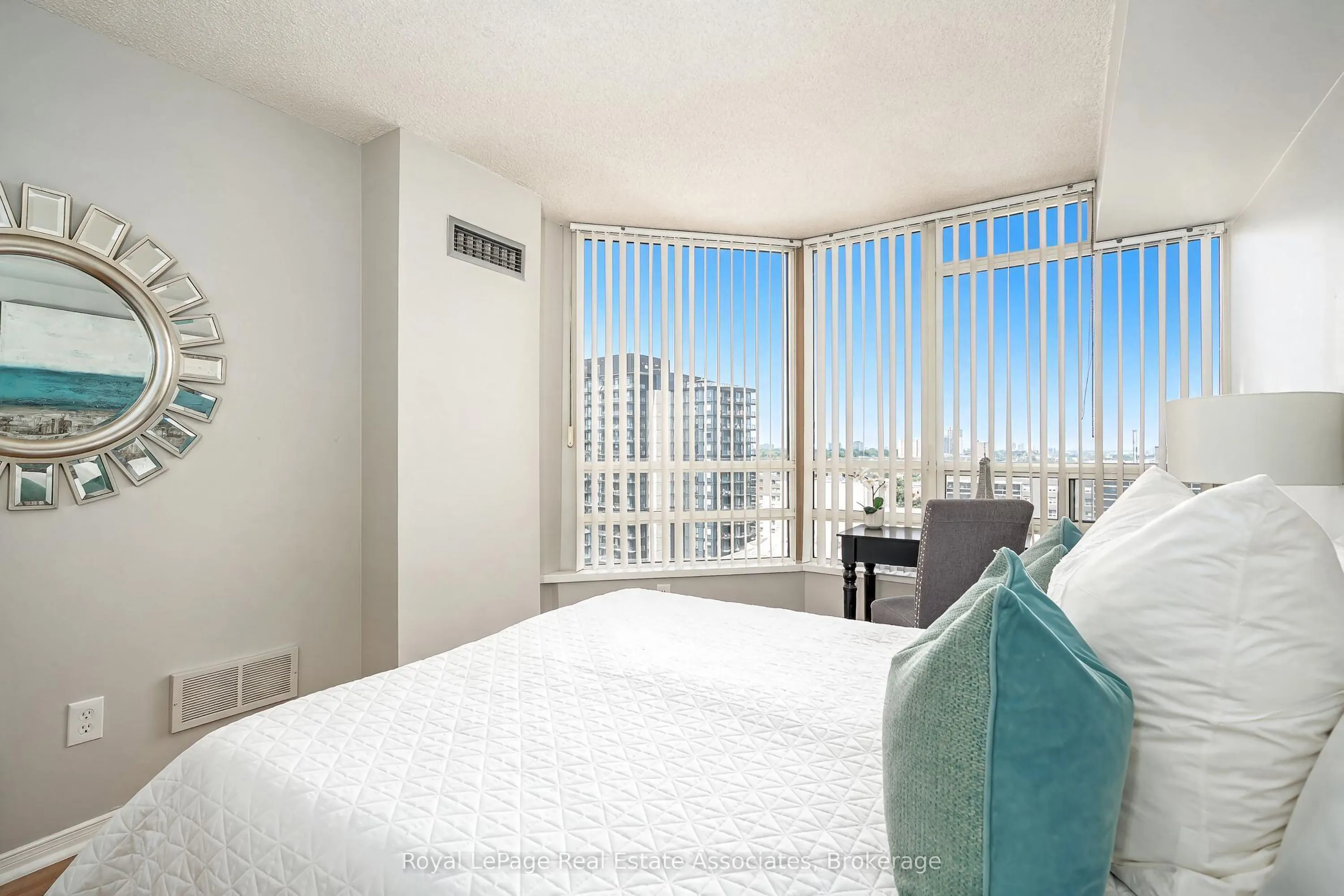 75 King Street E #1611