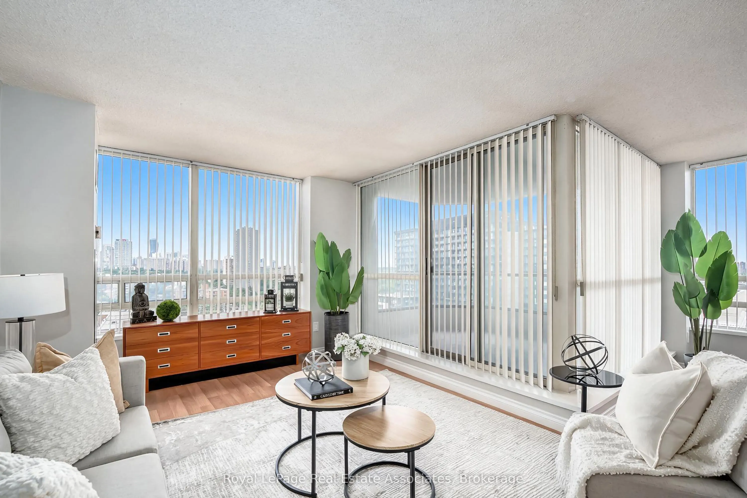 75 King Street E #1611