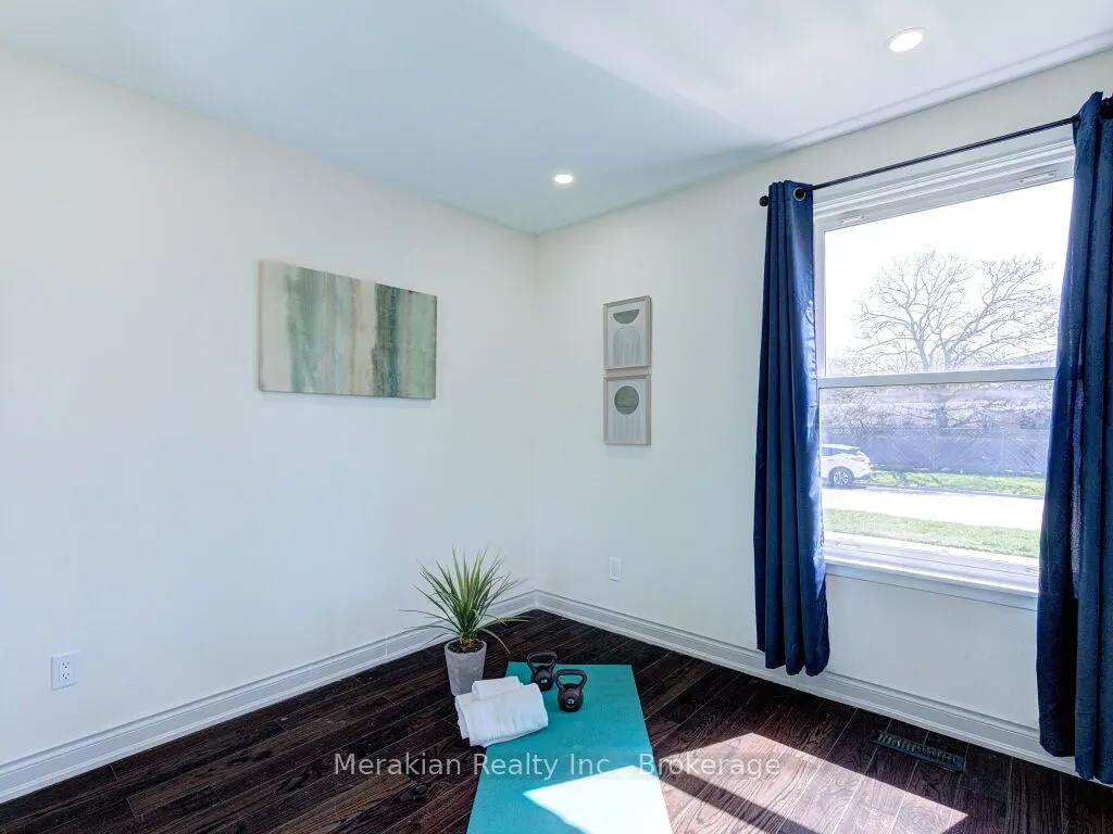 214 Folkstone Crescent
